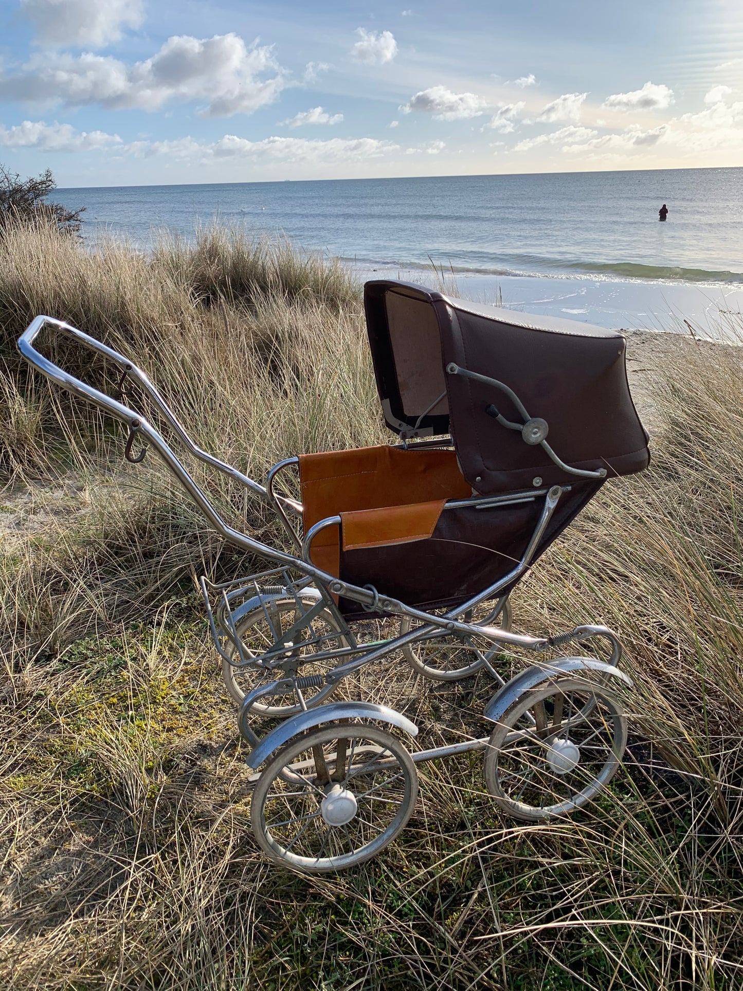 Brauner Kinderwagen für Puppen