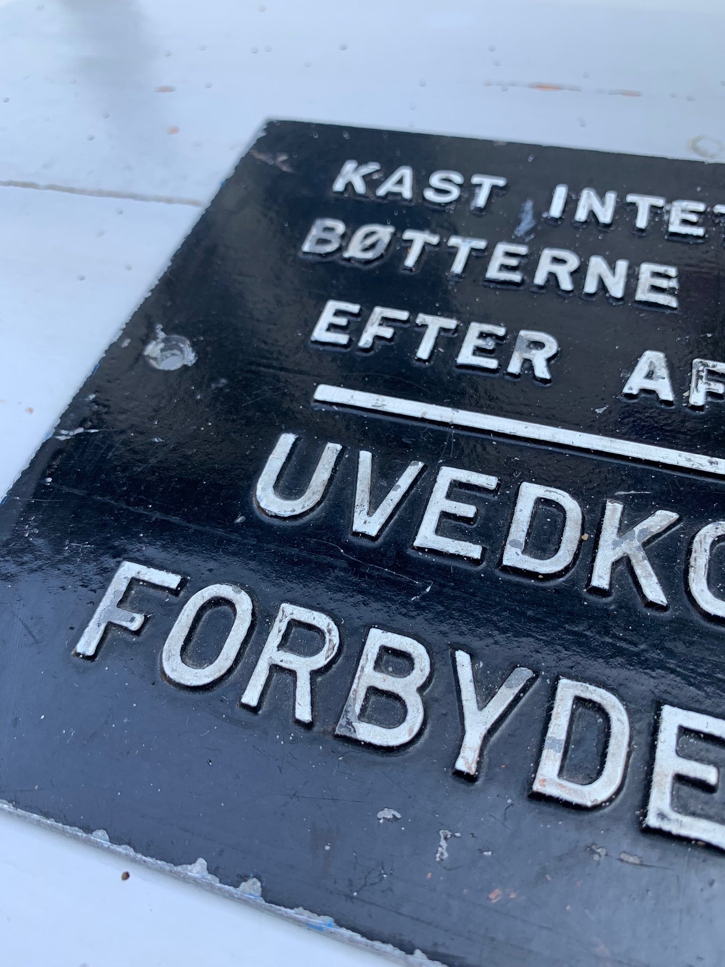 Schönes schwarz-weißes Schild mit lustigem und seltenem Text