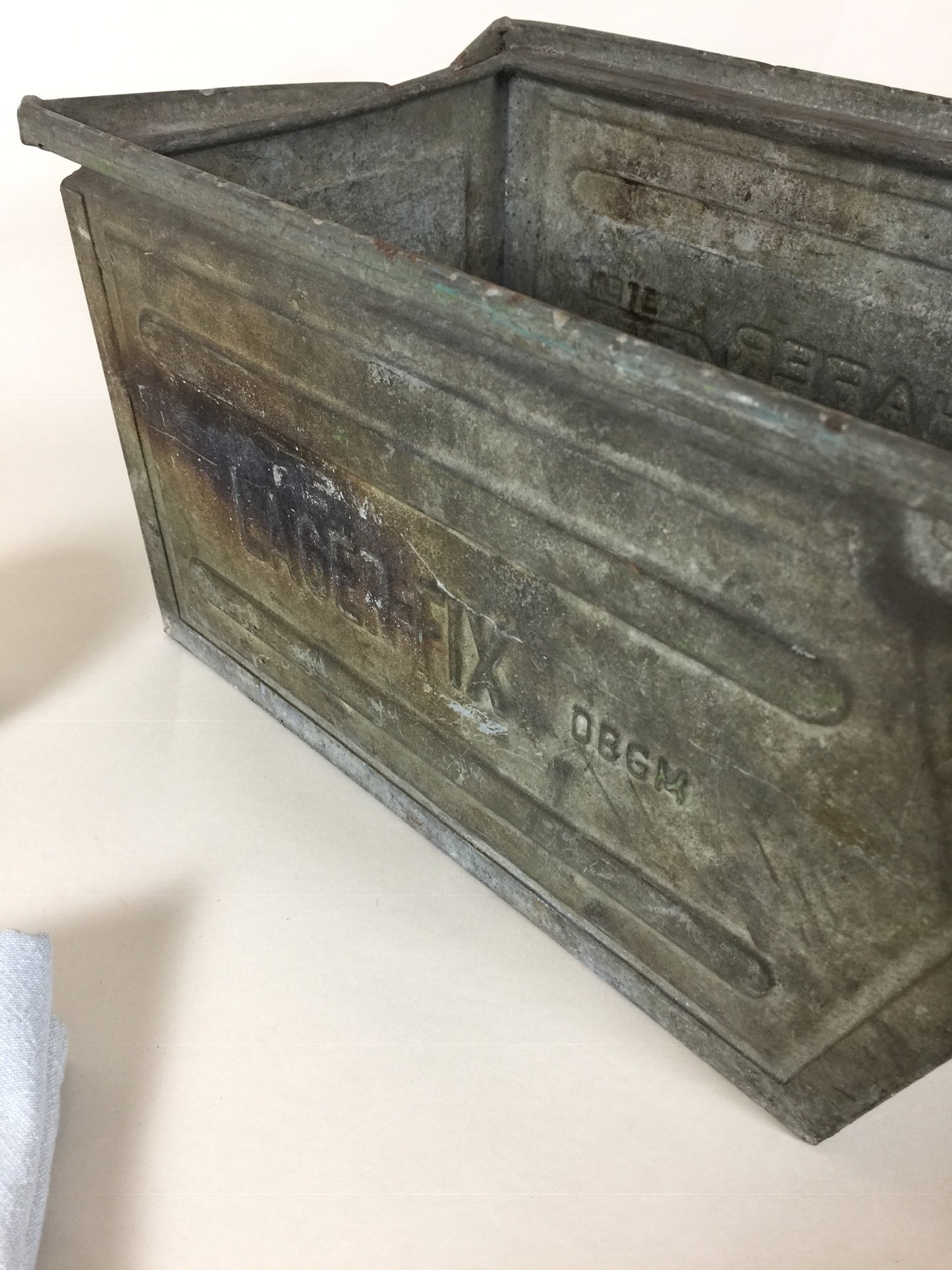 Schönes und rohes Metallgehäuse