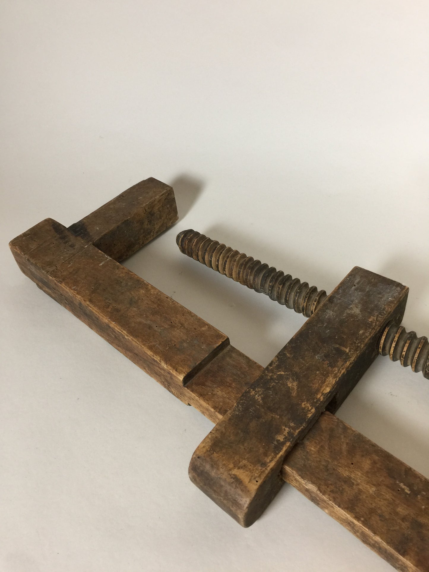Große alte Schraubzwinge mit schöner Patina