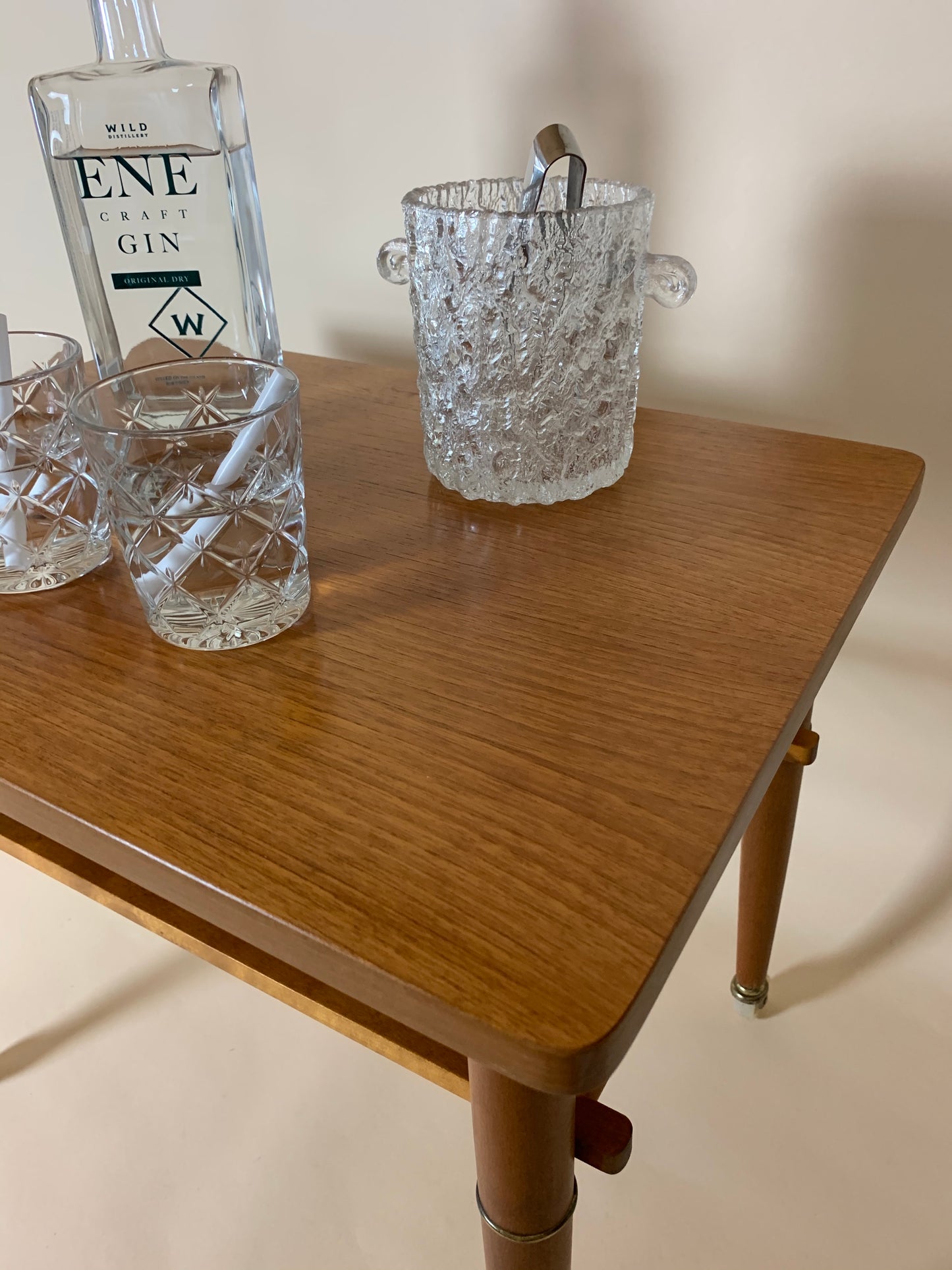 Teaktisch auf Rädern mit Kistenregal