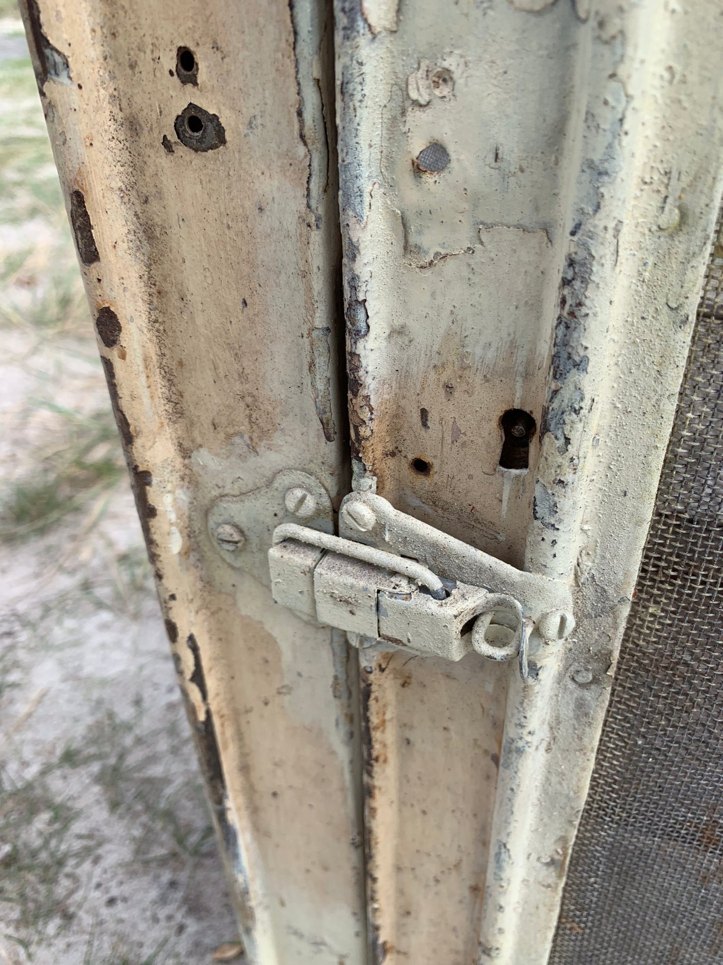 Schöner Fliegenschrank mit Beinen und Regalen