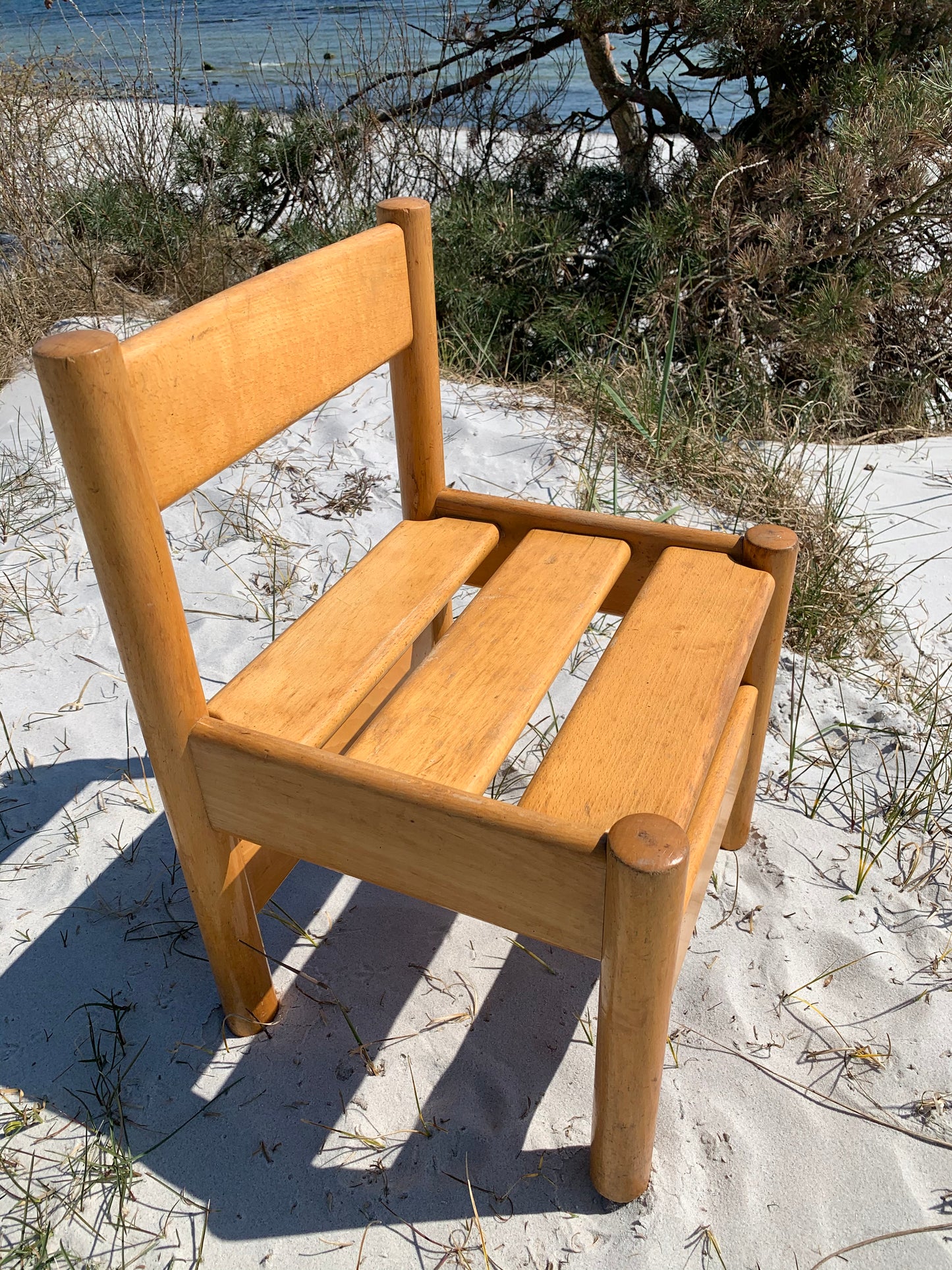 Robuster Kinderstuhl aus lackiertem Holz