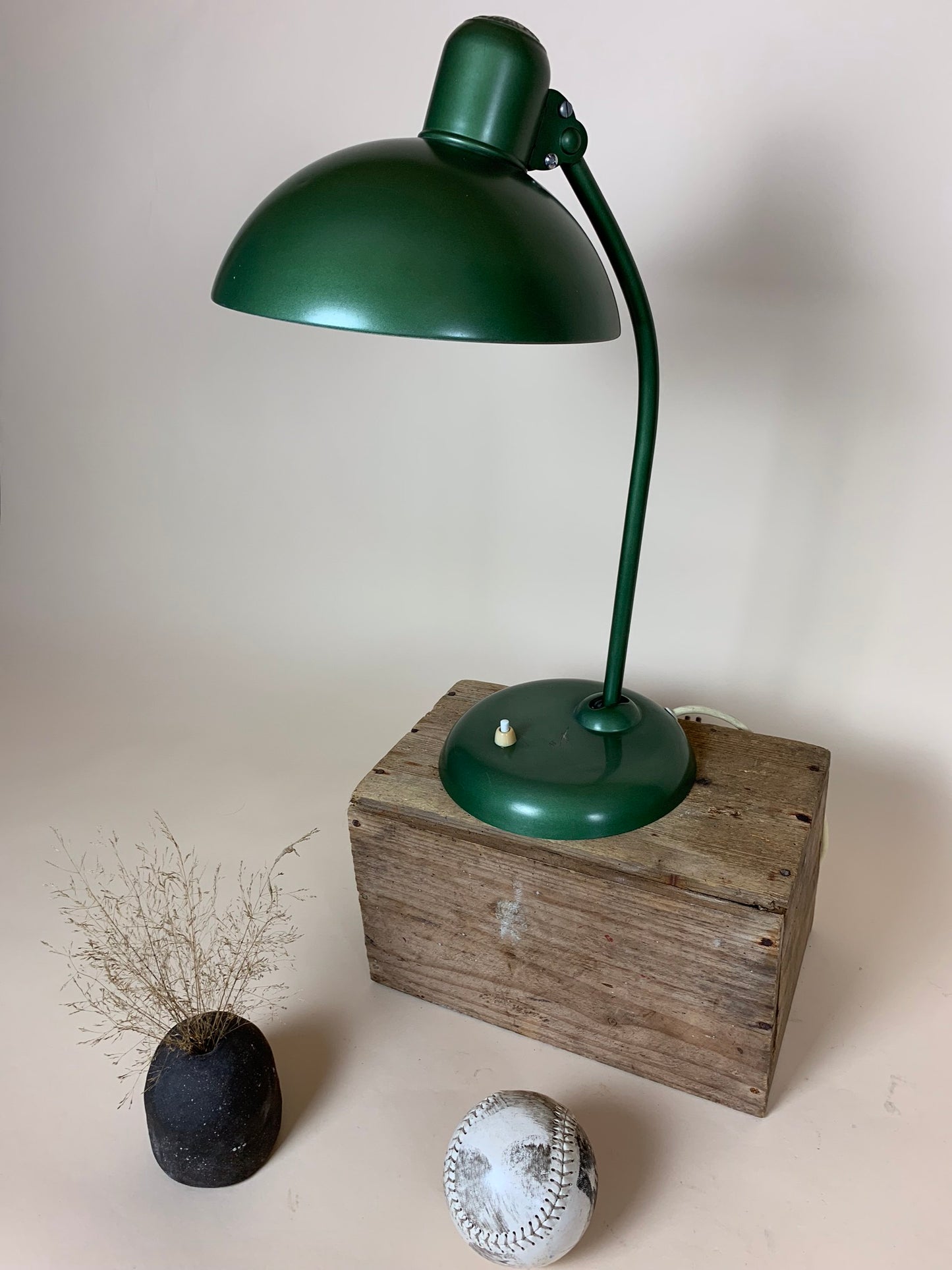 Grüne Kaiser Idell Lampe - entworfen von Christian Dell