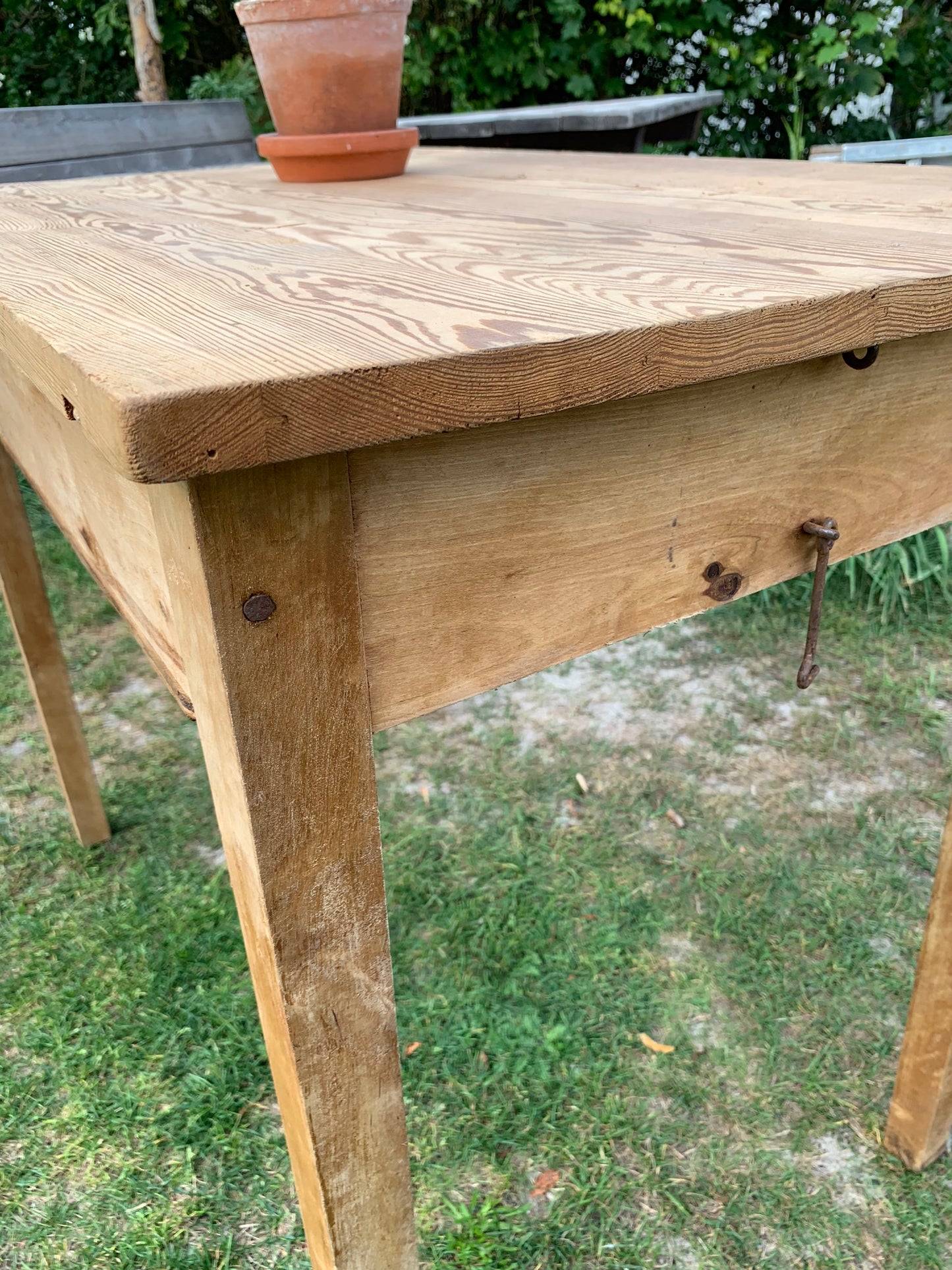 Schöner Holztisch aus Schweden - mit Stauraum unter der Tischplatte