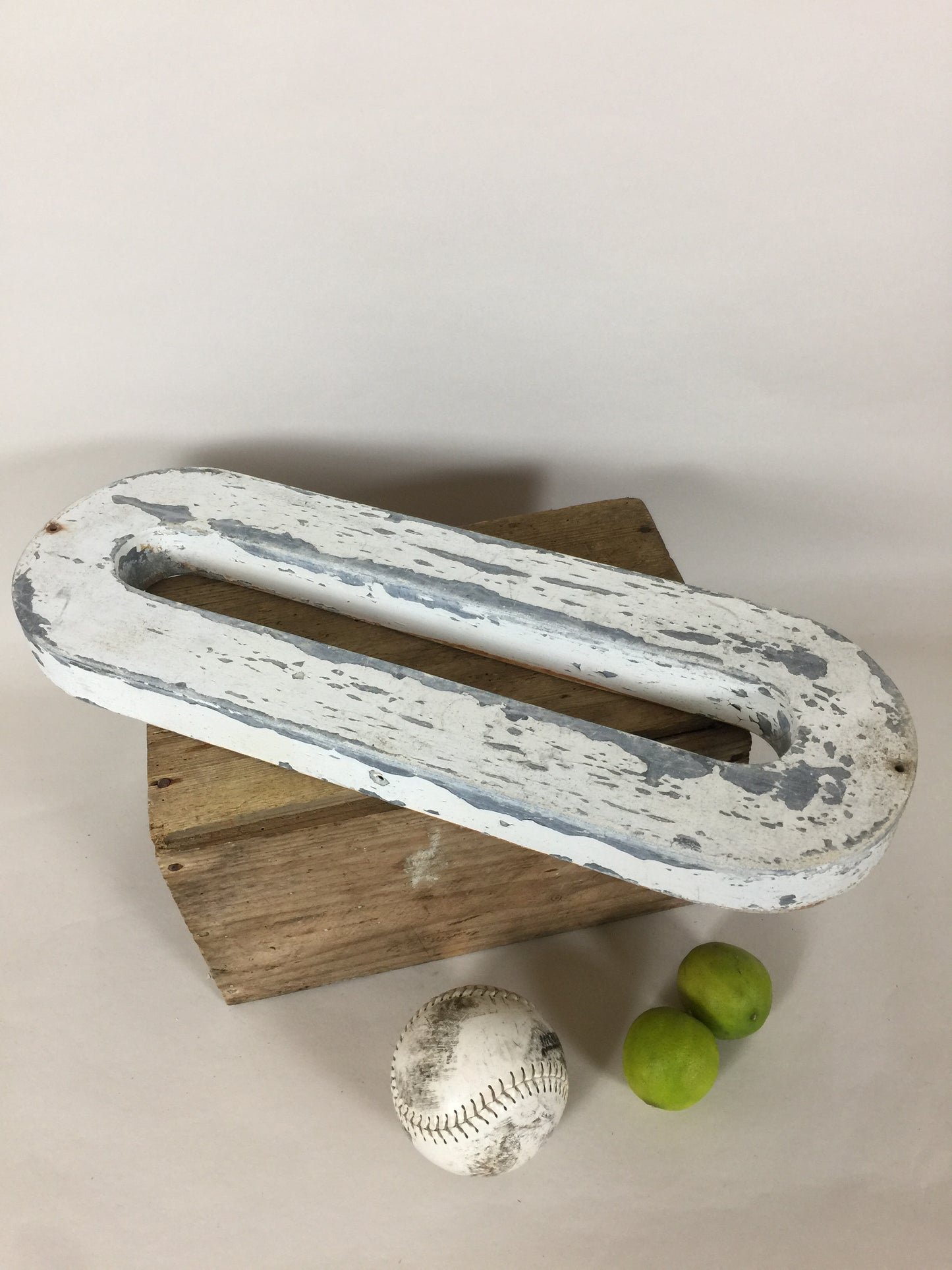 Schöner alter Fassadenbuchstabe O