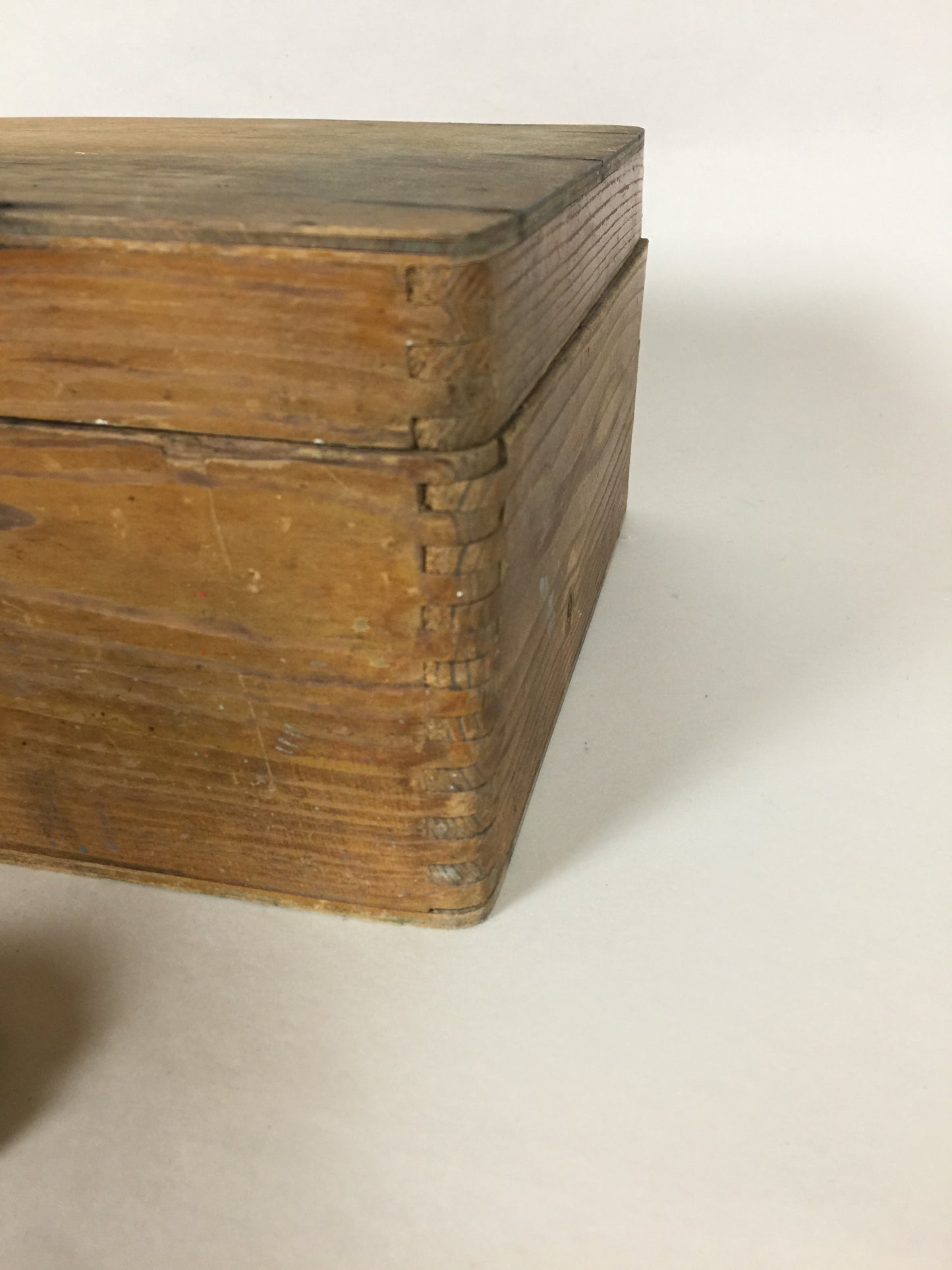 Schöne alte Holzkiste mit Deckel