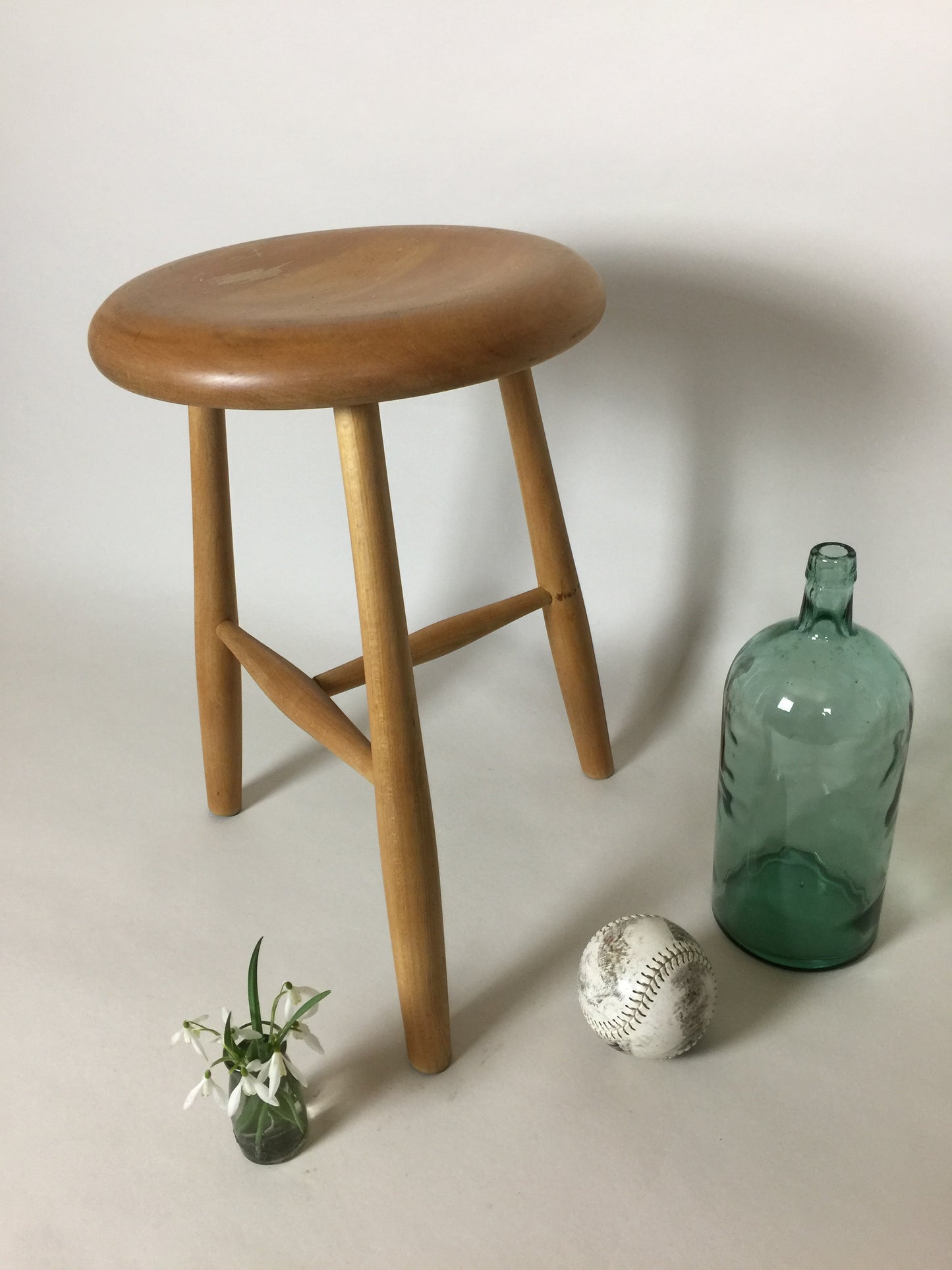 Schöner Hocker aus Holz