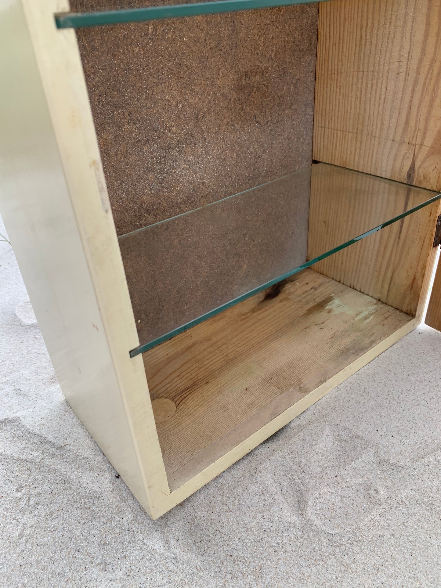 Medizinschrank mit Glasböden