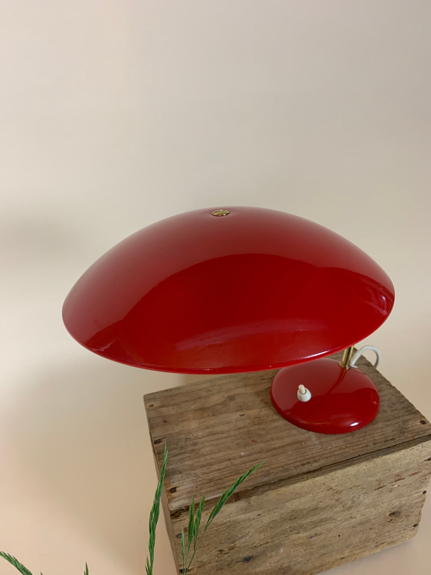 Kaiser Idell 6781 - Rot mit Messingarm