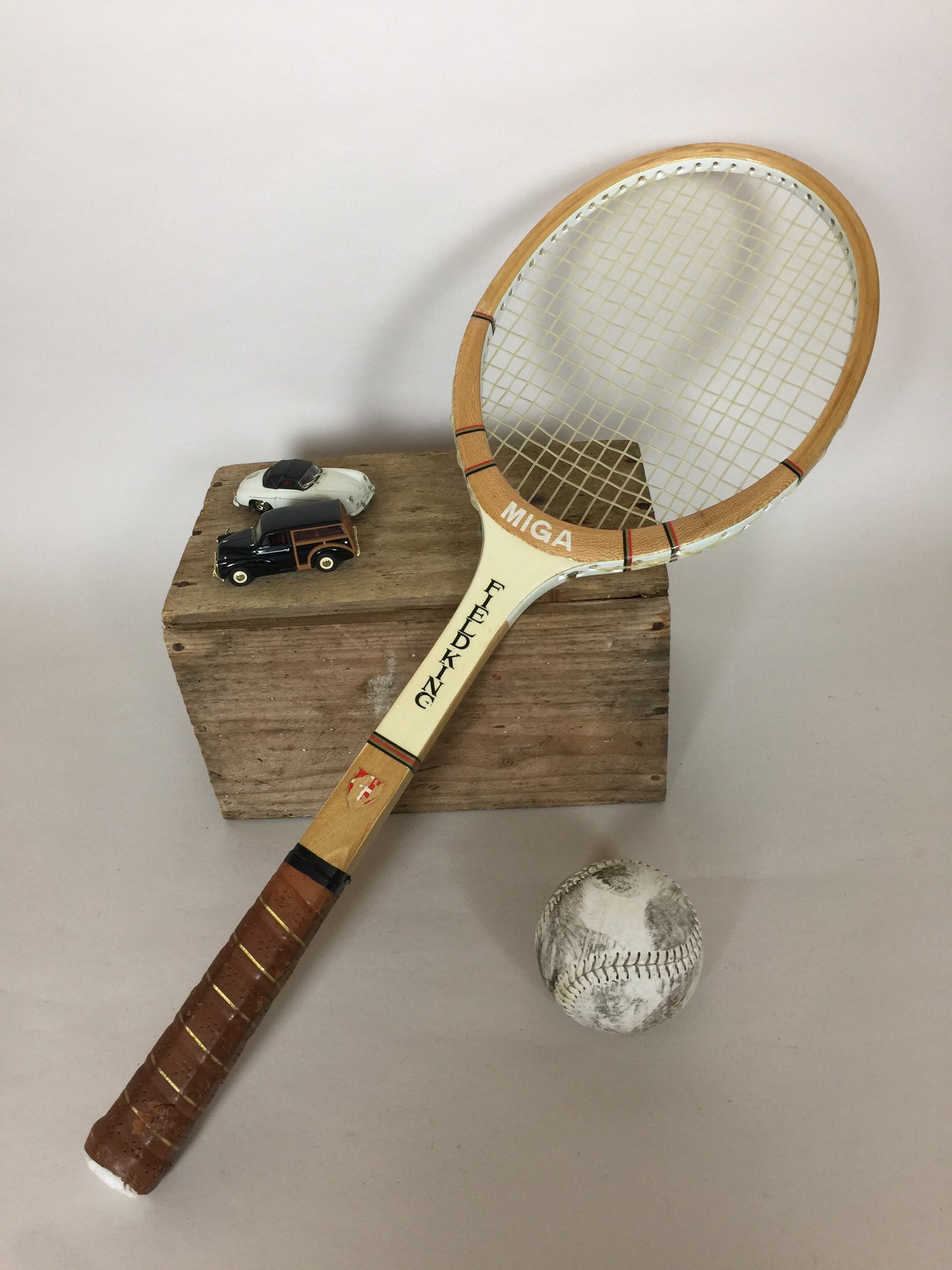 Schöner alter und dekorativer Tennisschläger