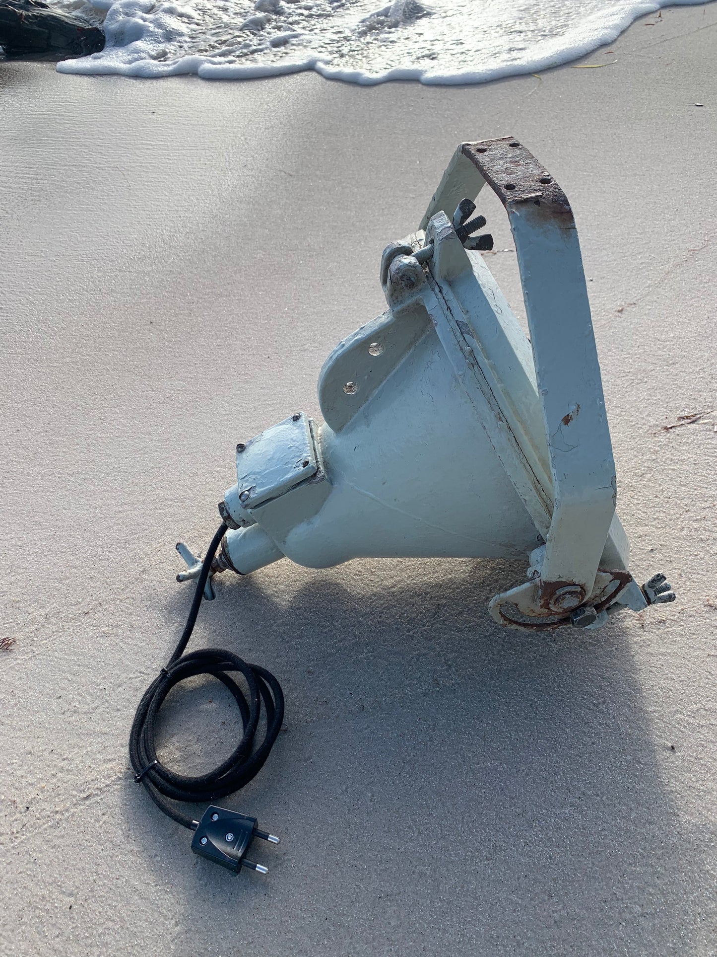 Suchscheinwerfer vom polnischen Schiff