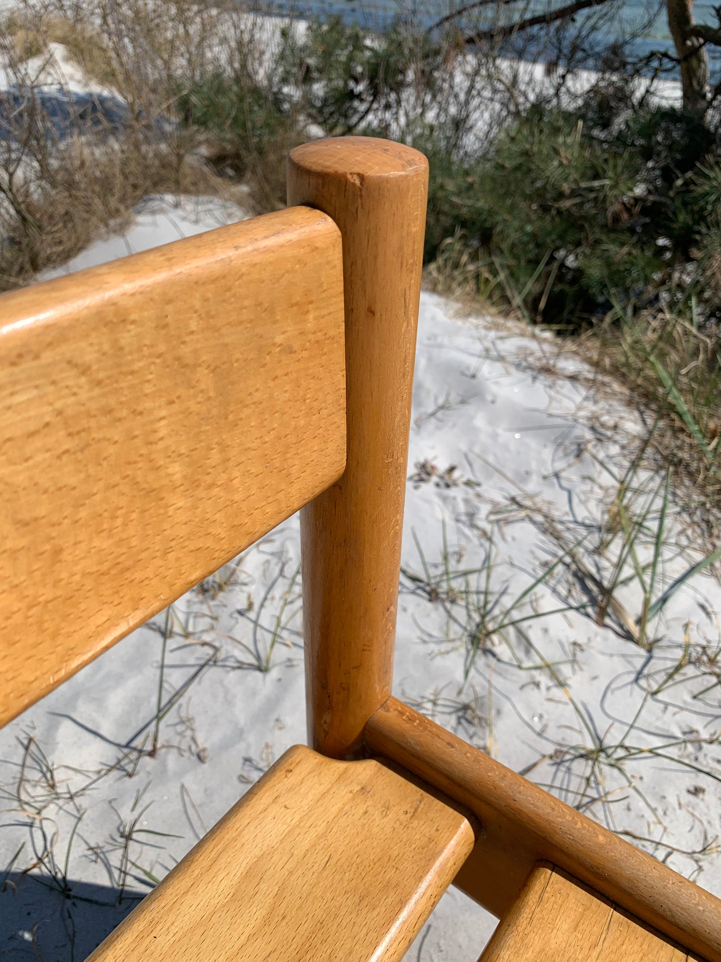 Robuster Kinderstuhl aus lackiertem Holz