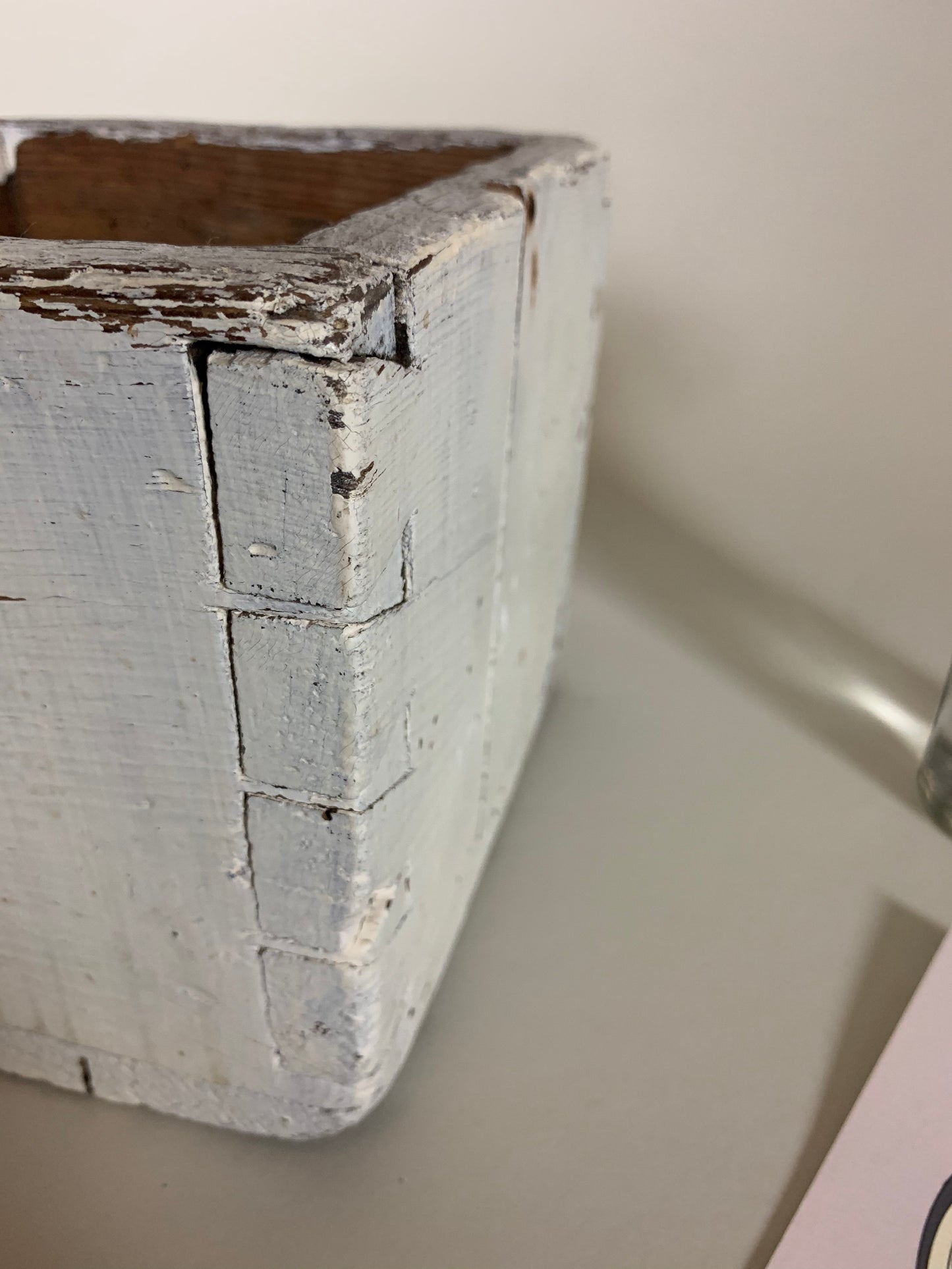 Schöne und alte bemalte Holzkiste