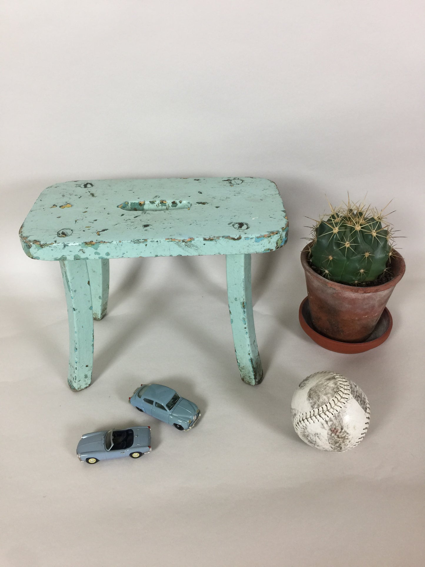 Kleiner Hocker mit schöner Patina