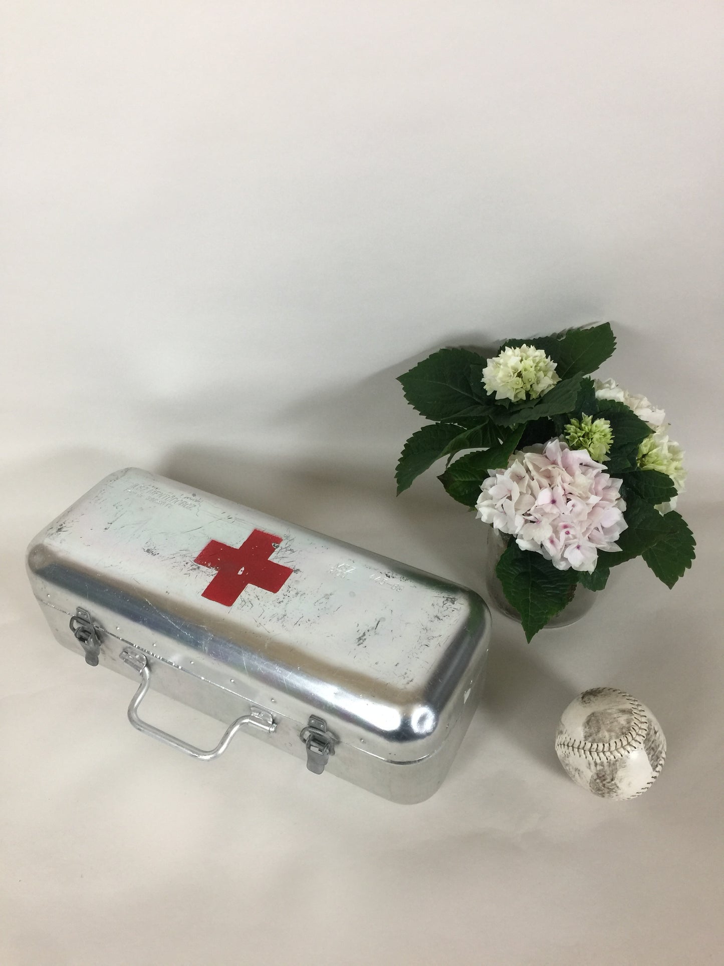 Schönes und grobes Erste-Hilfe-Set vom Roten Kreuz