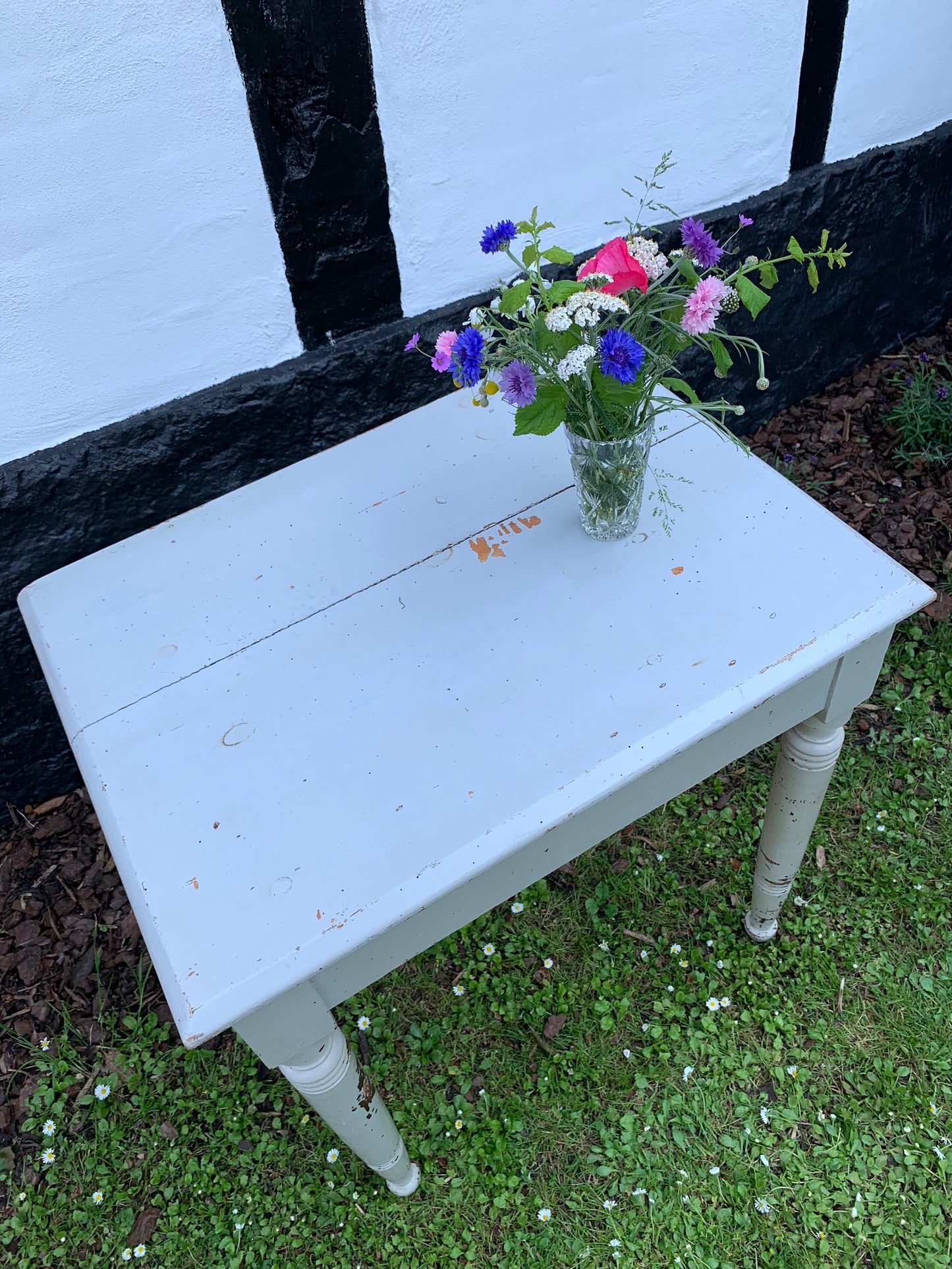 Alter Tisch mit Patina