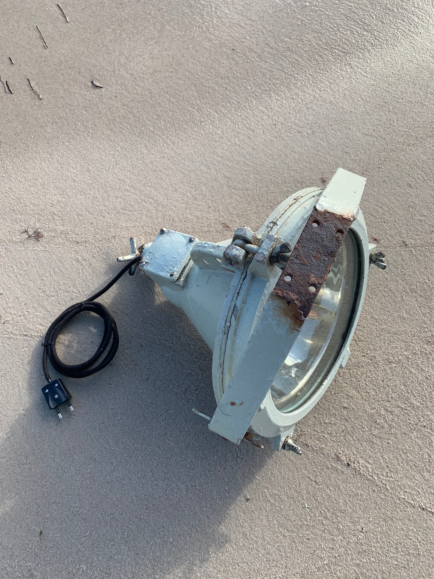 Suchscheinwerfer vom polnischen Schiff