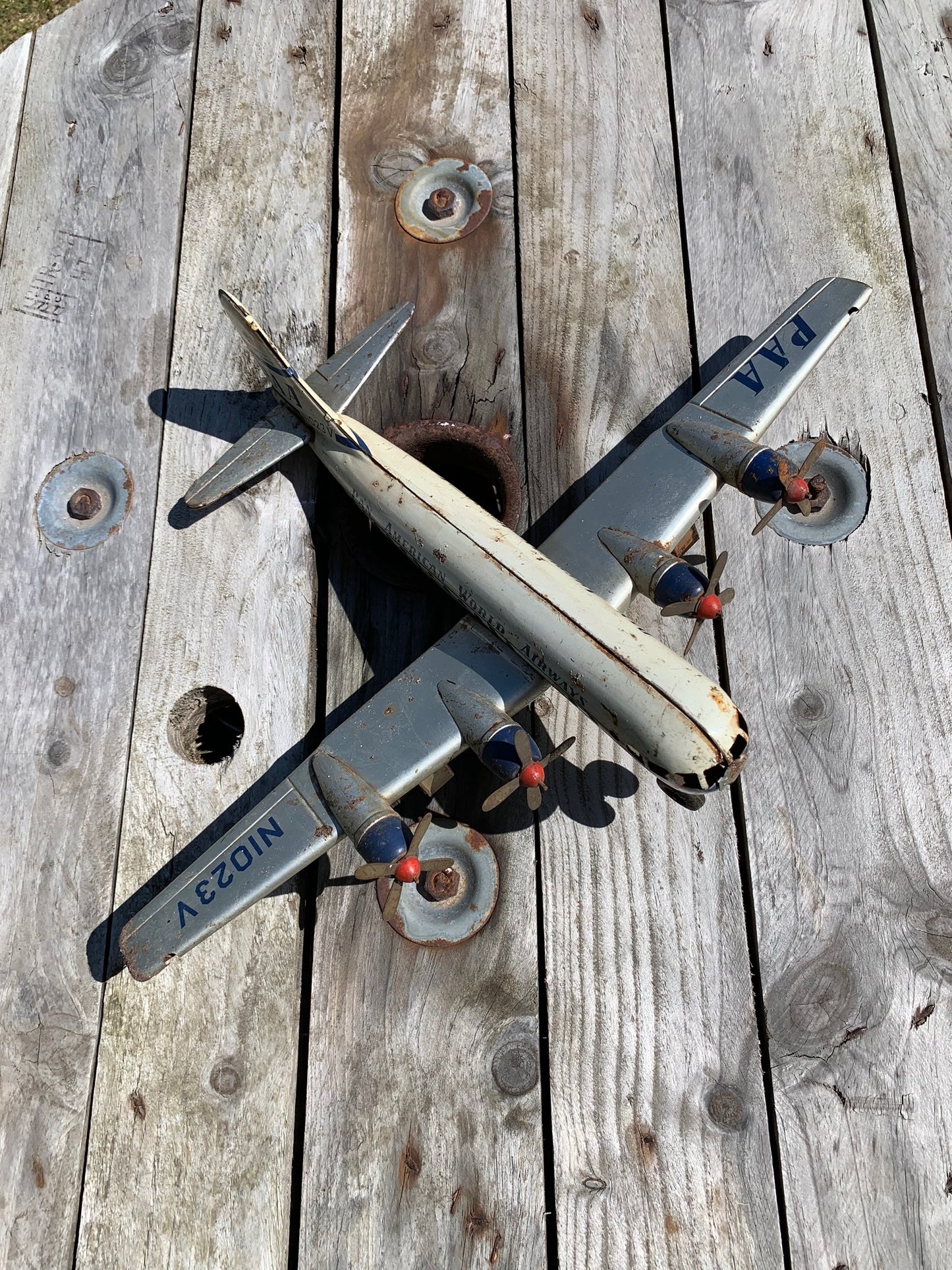 Altes Spielzeugflugzeug aus den 1950er Jahren