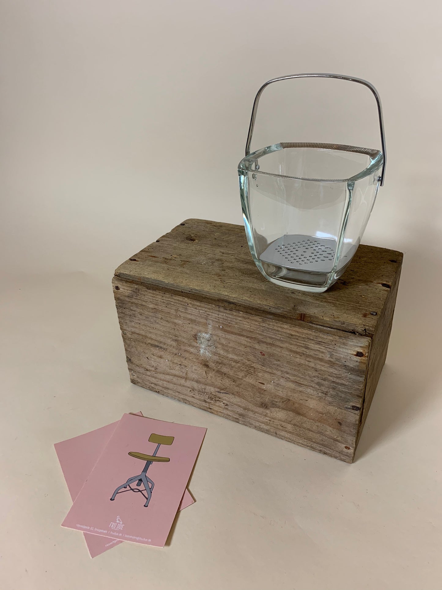 Eiskübel aus Glas mit Muster am Rand