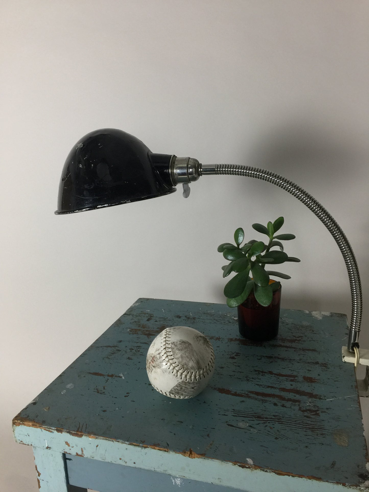 Rohe und industrielle Architekturlampe mit flexiblem Arm
