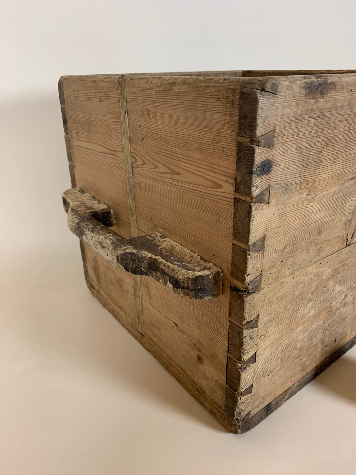 Schöne Holzkiste mit zwei Henkeln aus Bäckerei