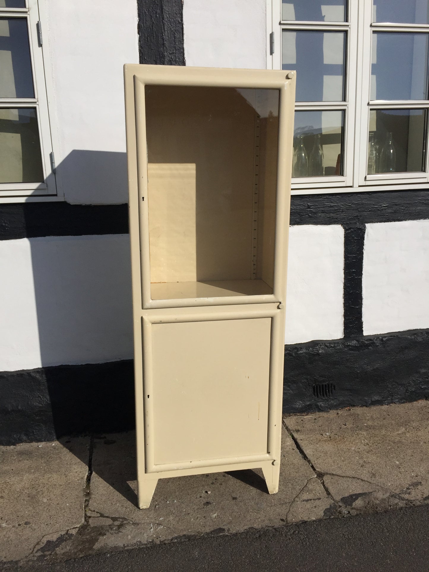 Schöner alter Zahnarztschrank