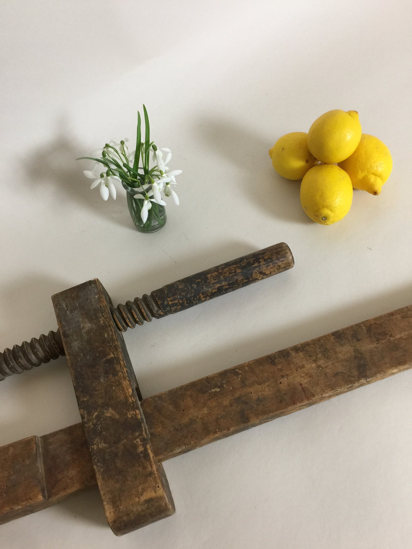 Große alte Schraubzwinge mit schöner Patina