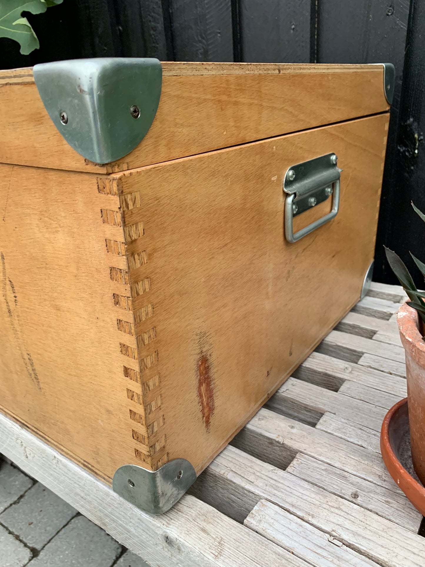 Holzkiste mit Tragegriff