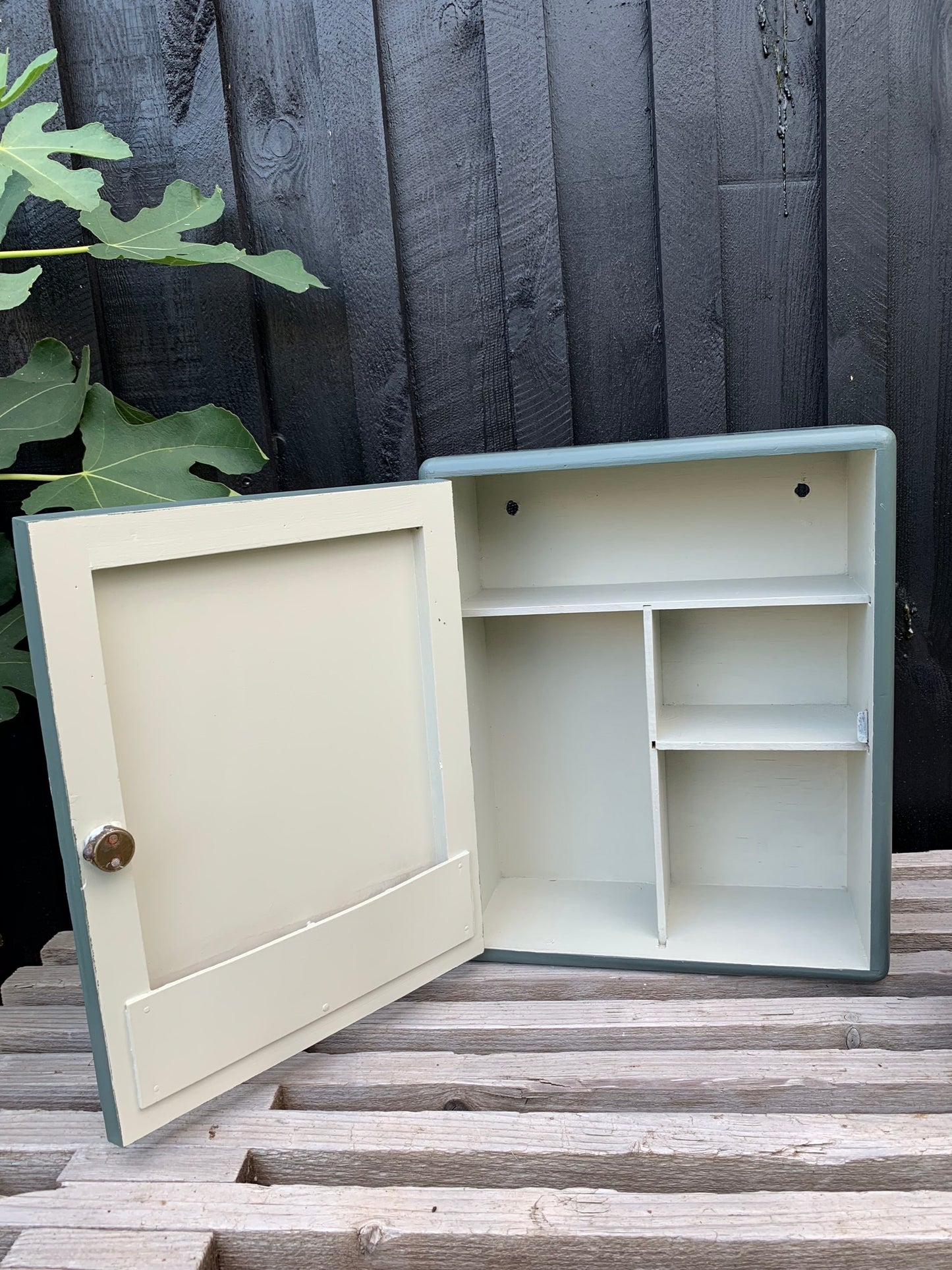 Medizinschrank in schöner blau/grüner Farbe