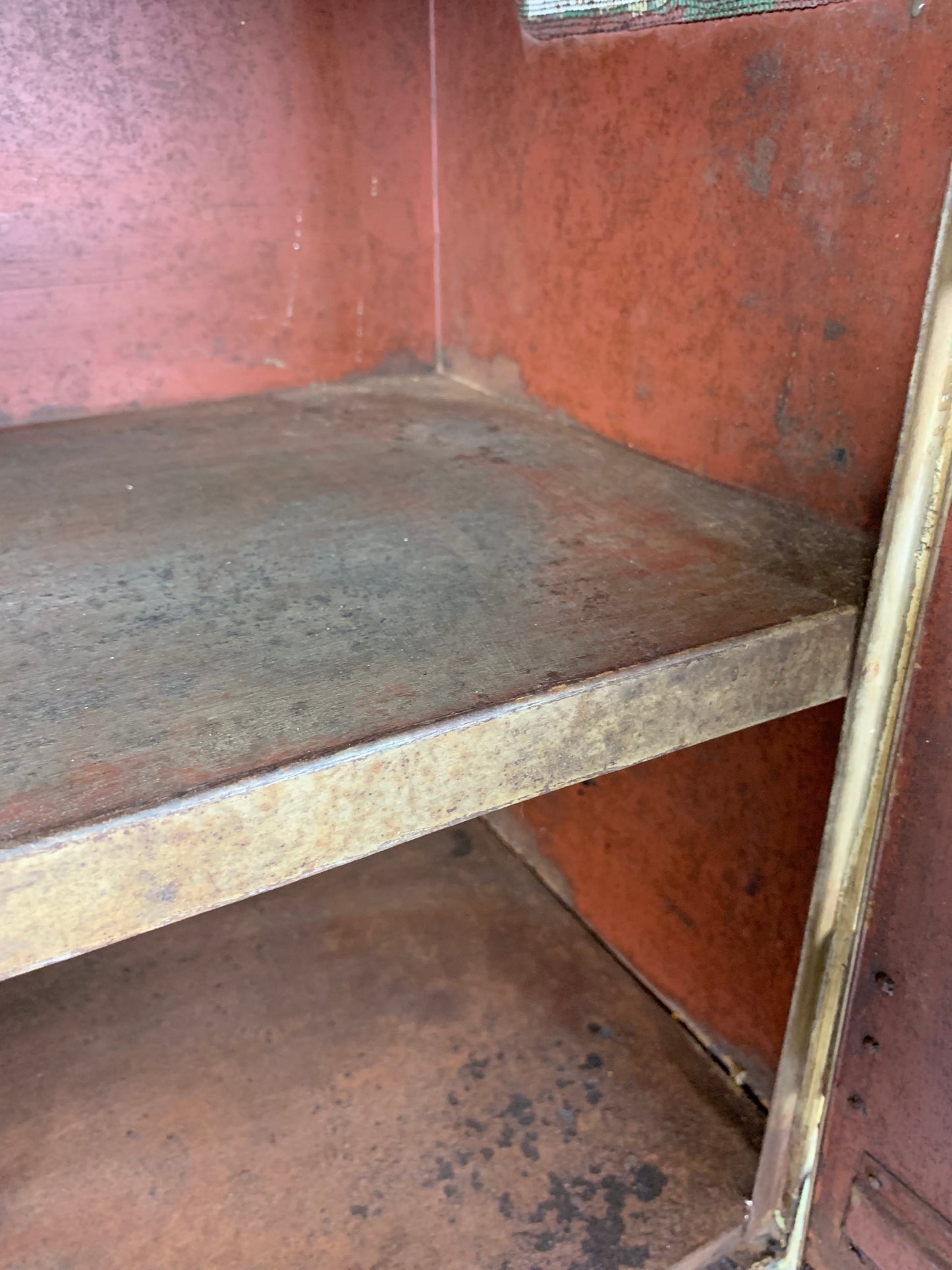 Schöner alter Fliegenschrank mit Beinen