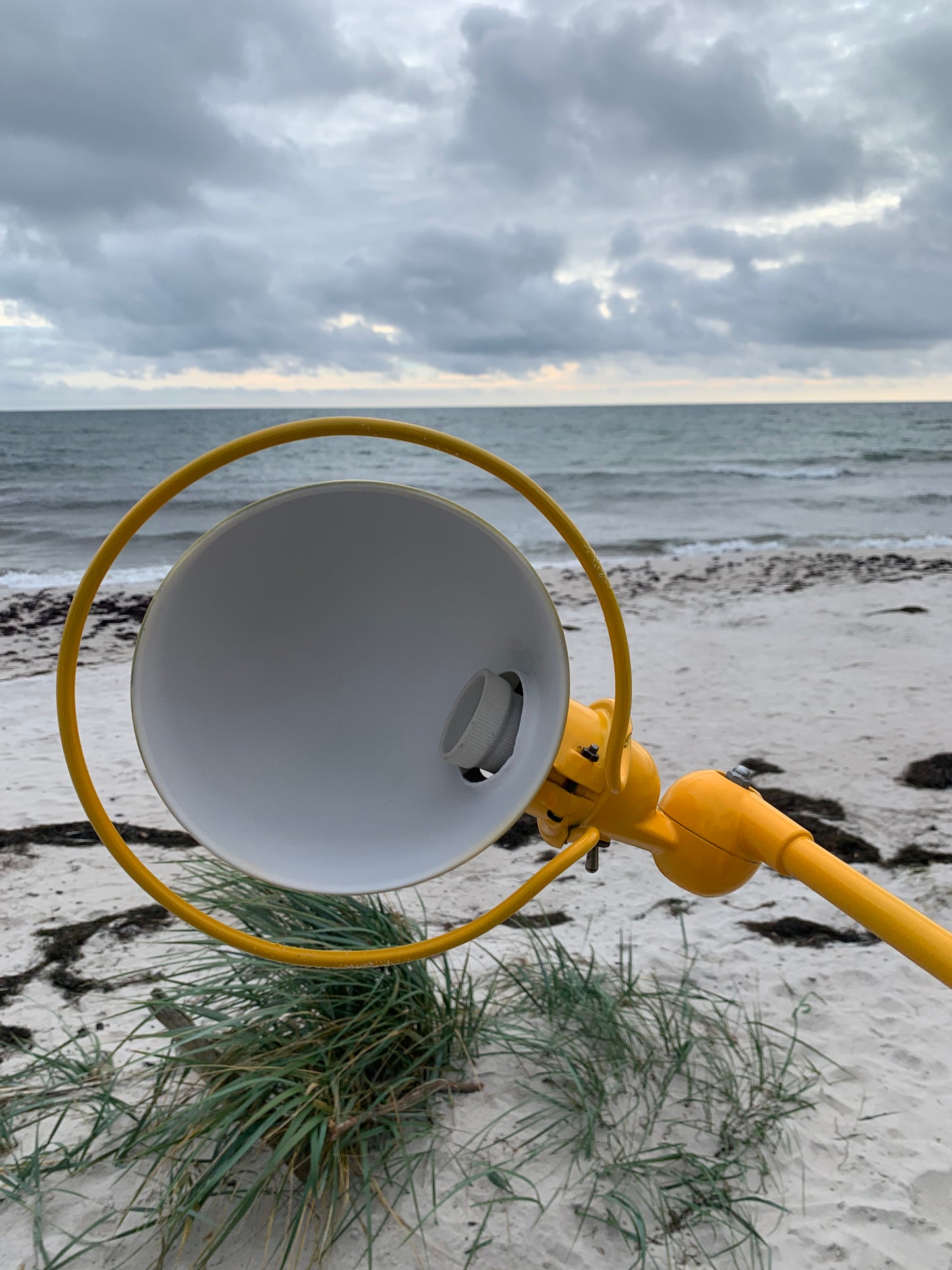 Gelbe Jieldé-Lampe mit 1 Arm und Tischbefestigung