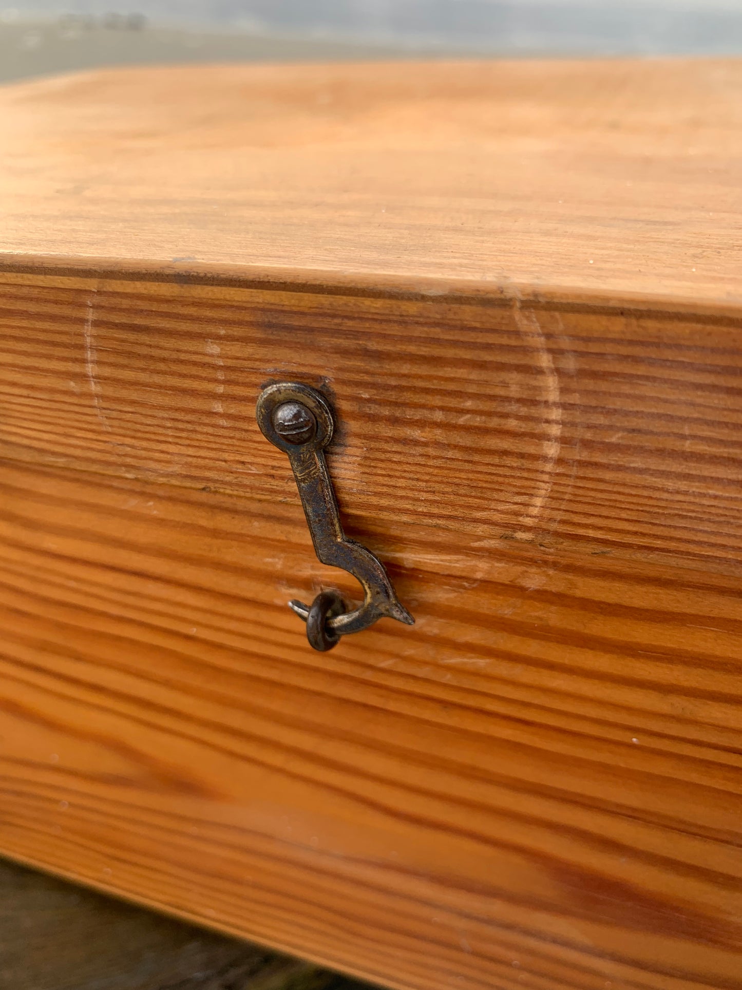 Holzkiste mit Deckel