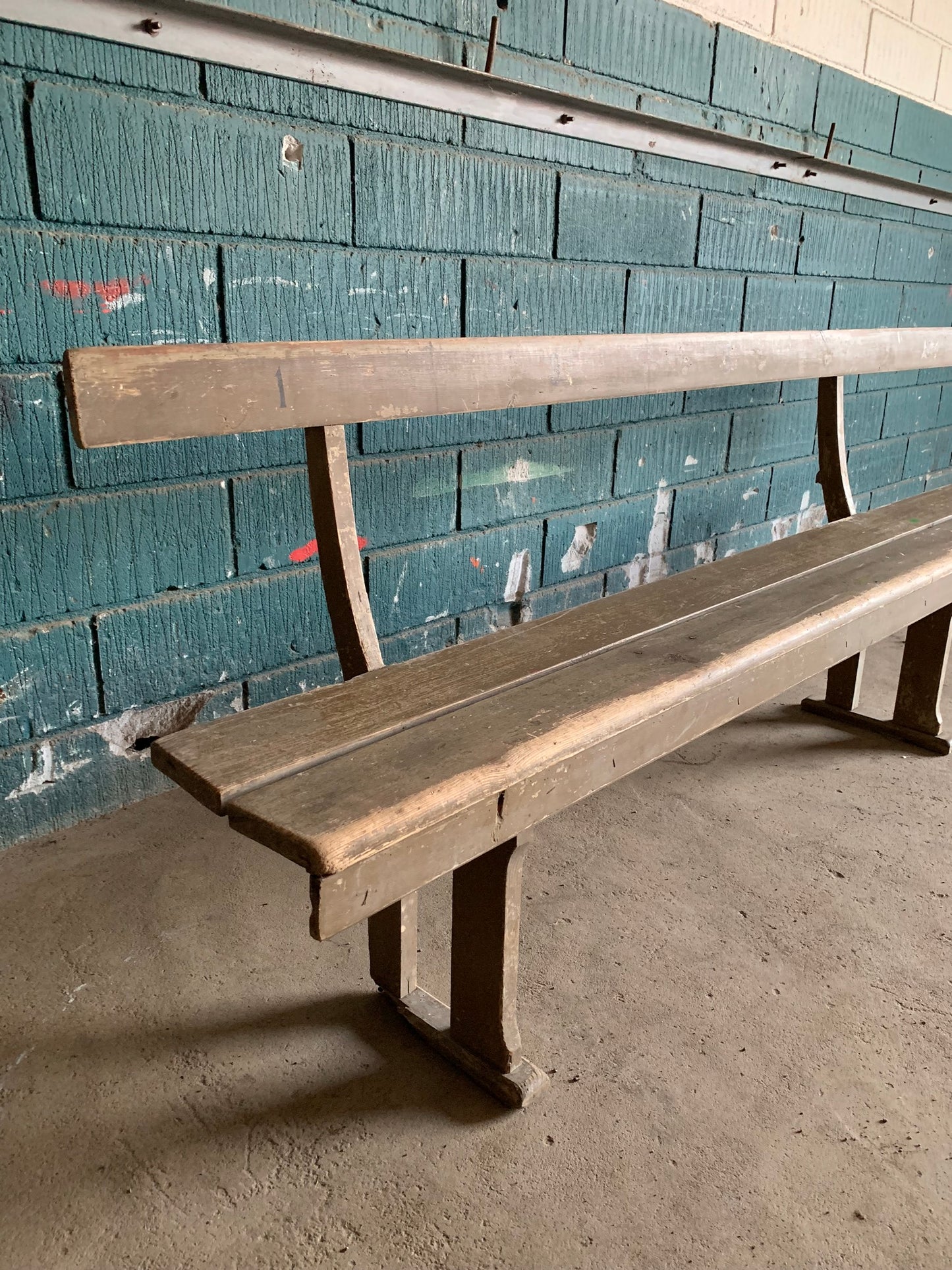 Schöne lange Bank mit feinen Details - stammt aus einem Hotel auf Bornholm