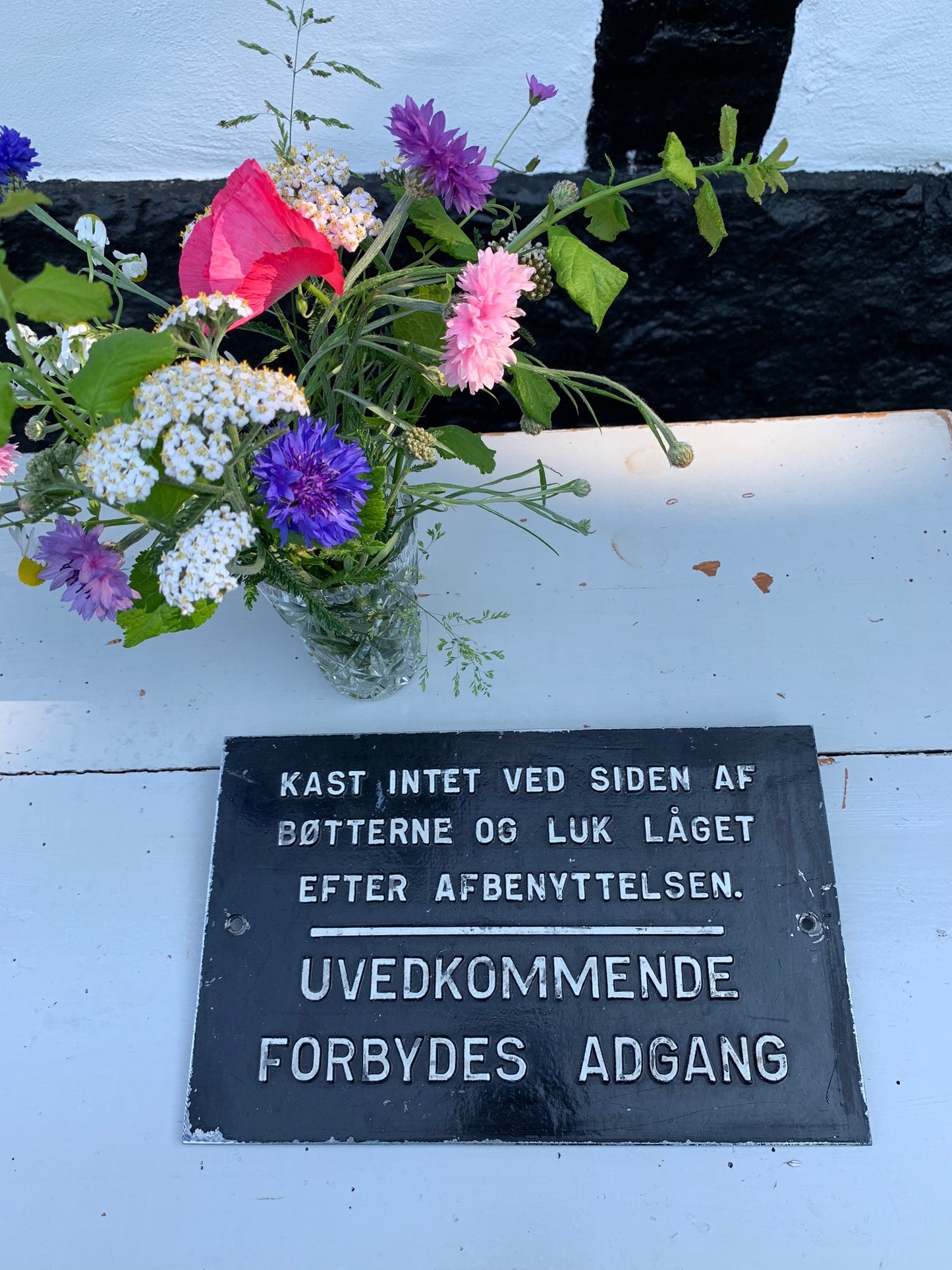 Schönes schwarz-weißes Schild mit lustigem und seltenem Text