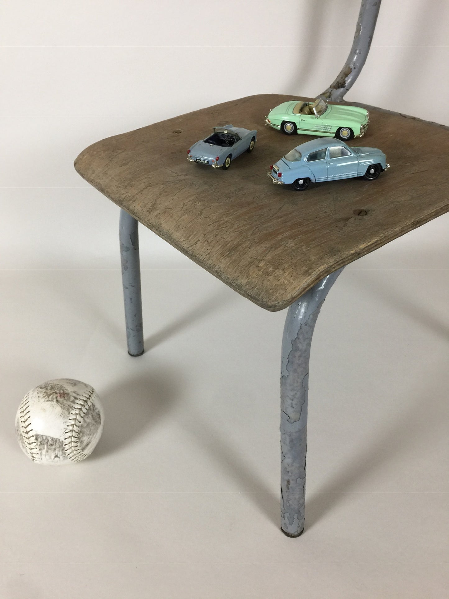 Roher Kinderstuhl mit viel Patina