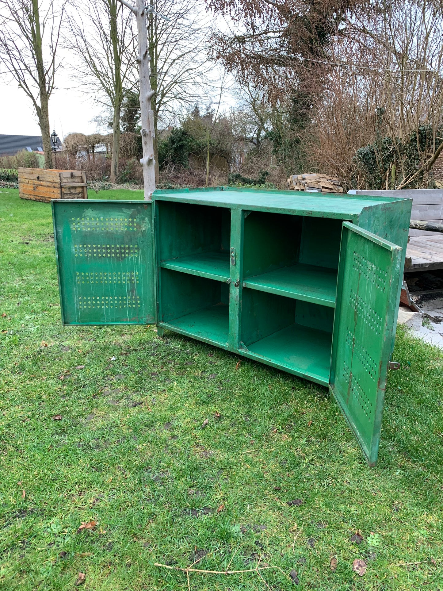Schrank/Tisch aus grünem Metall mit viel rohem Charme