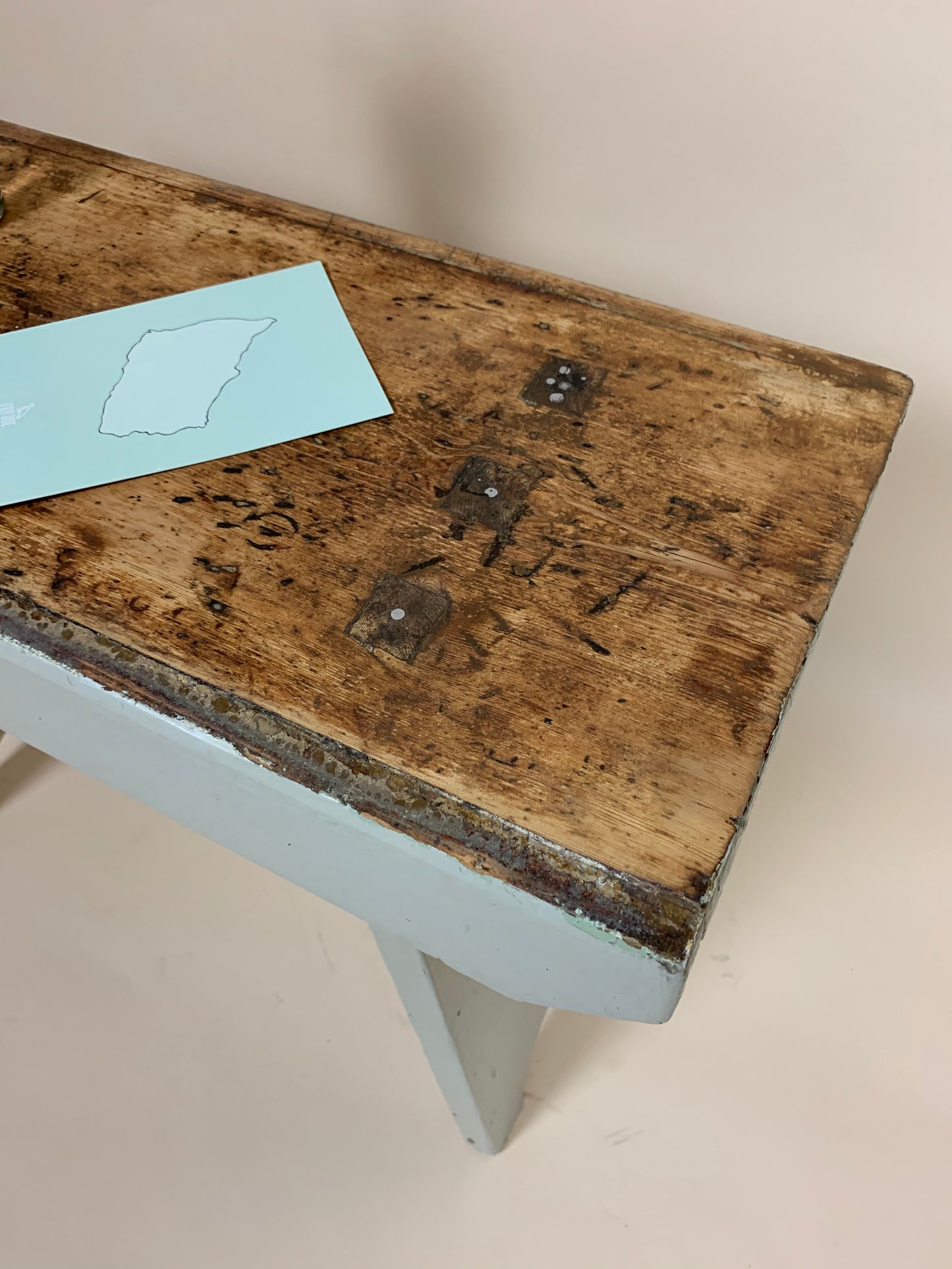 Kleine Bank mit viel Patina