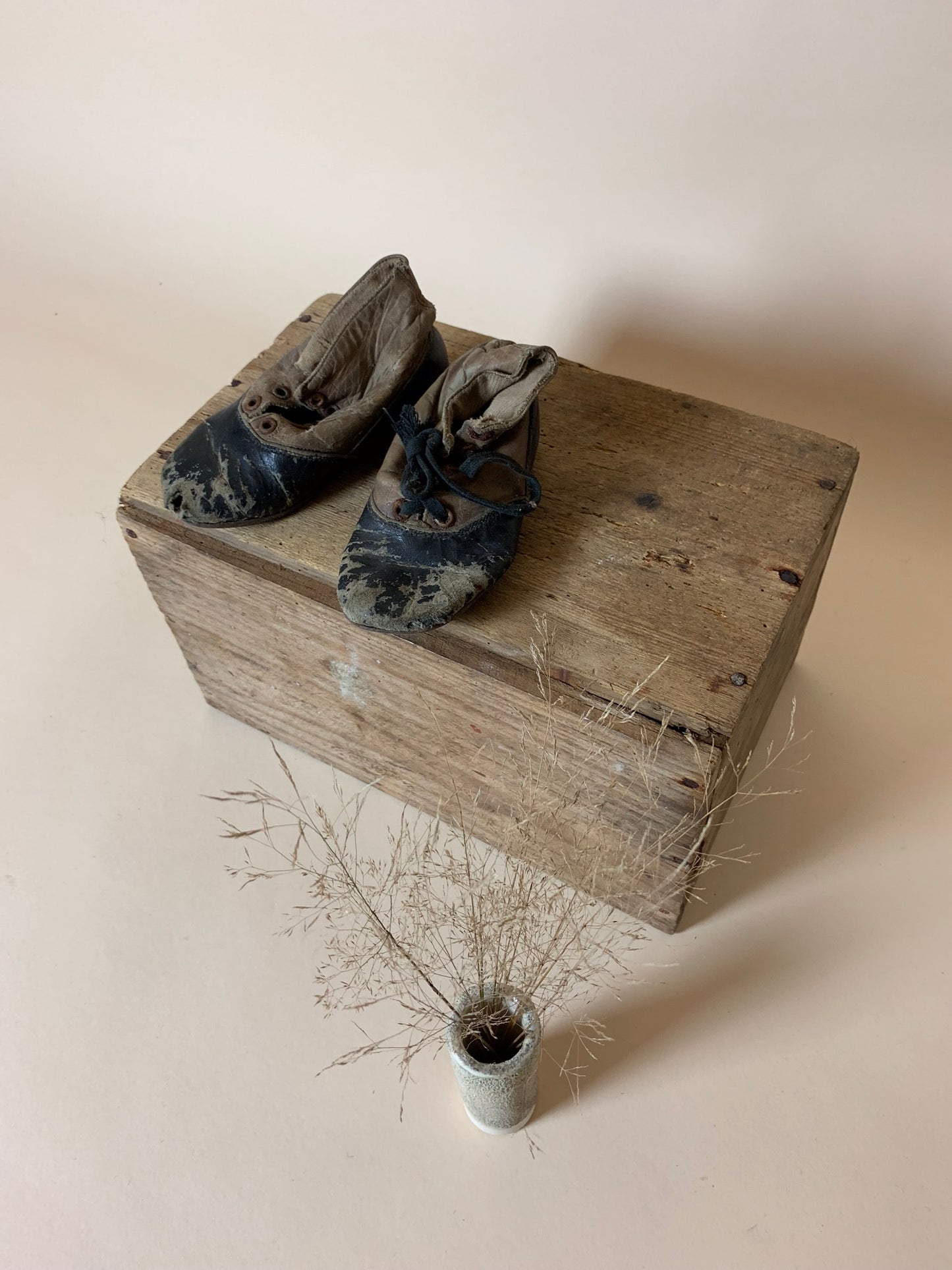Dekorative alte Kinderschuhe