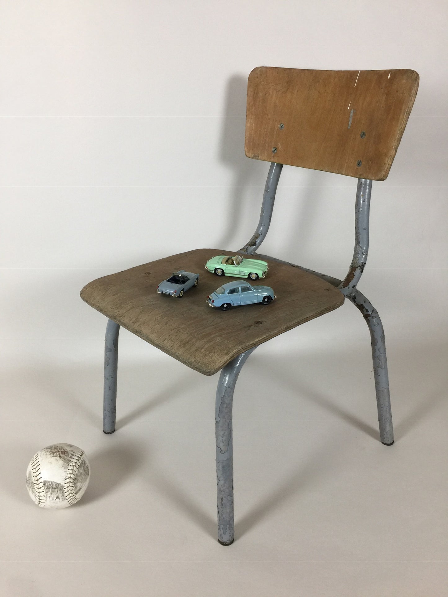 Roher Kinderstuhl mit viel Patina