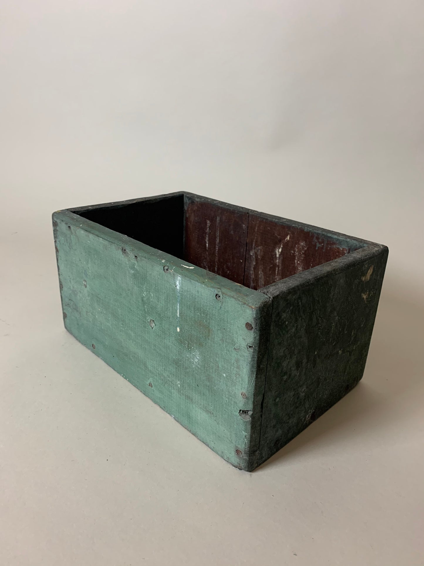 Grüne Holzkiste mit Patina