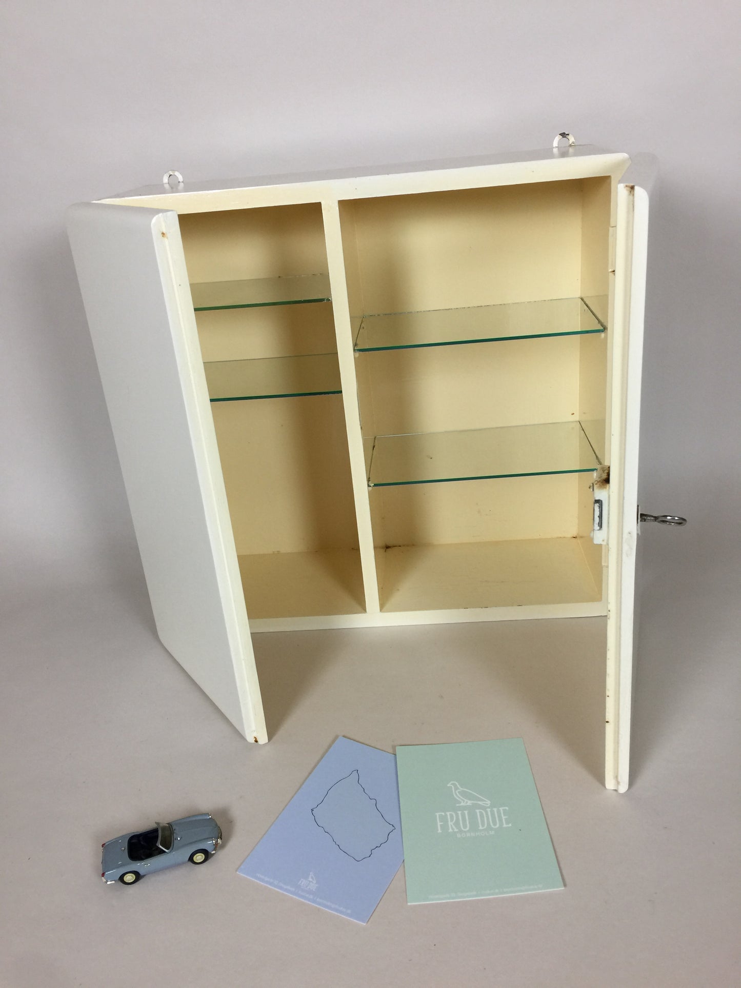 Schöner Medizinschrank mit zwei Türen