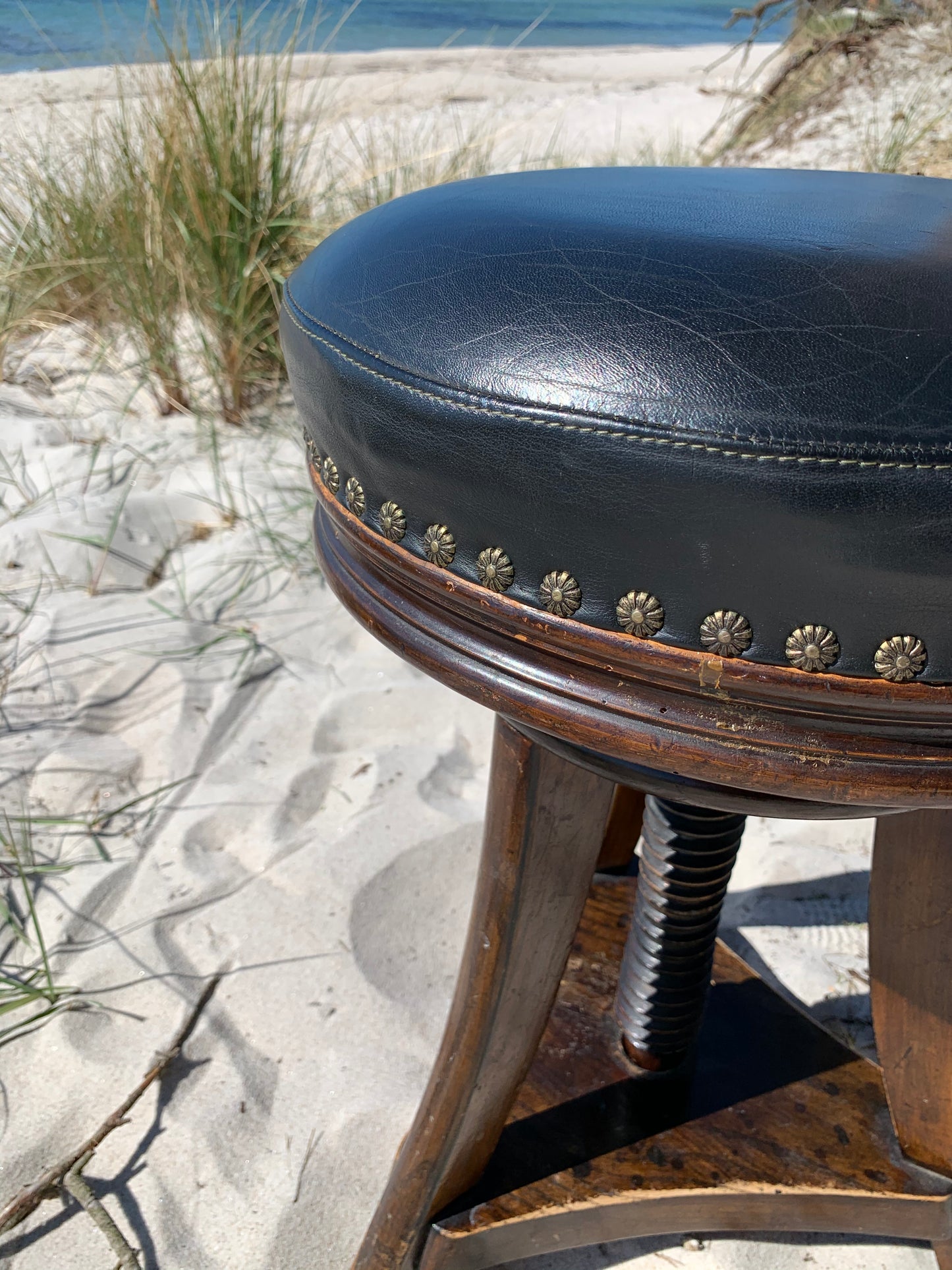 Massivholzhocker mit Ledersitz