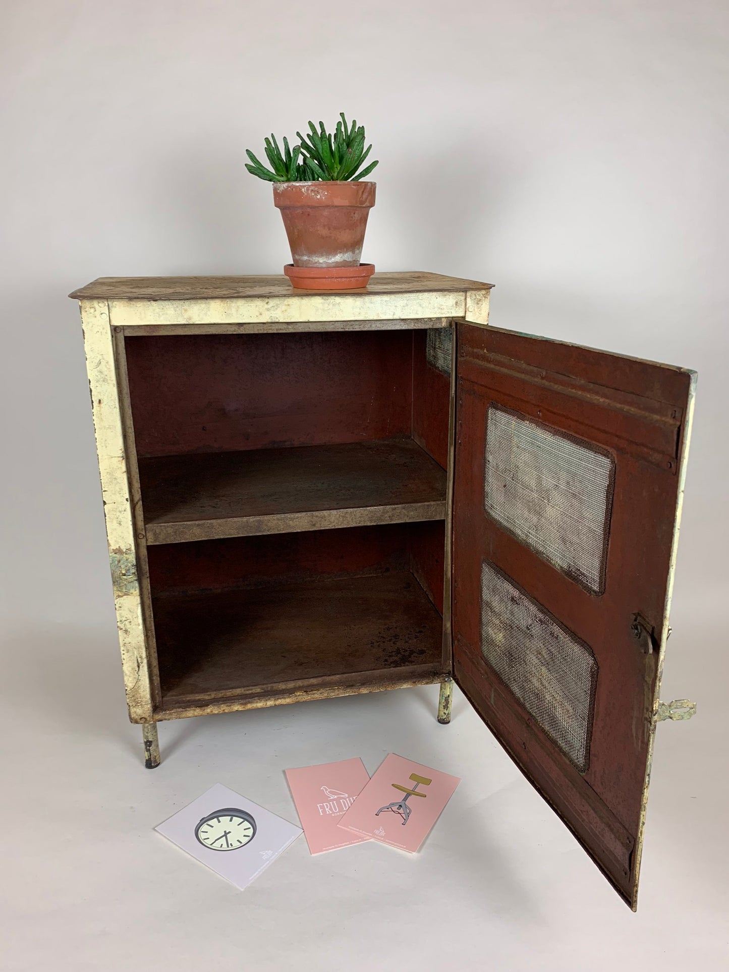 Schöner alter Fliegenschrank mit Beinen