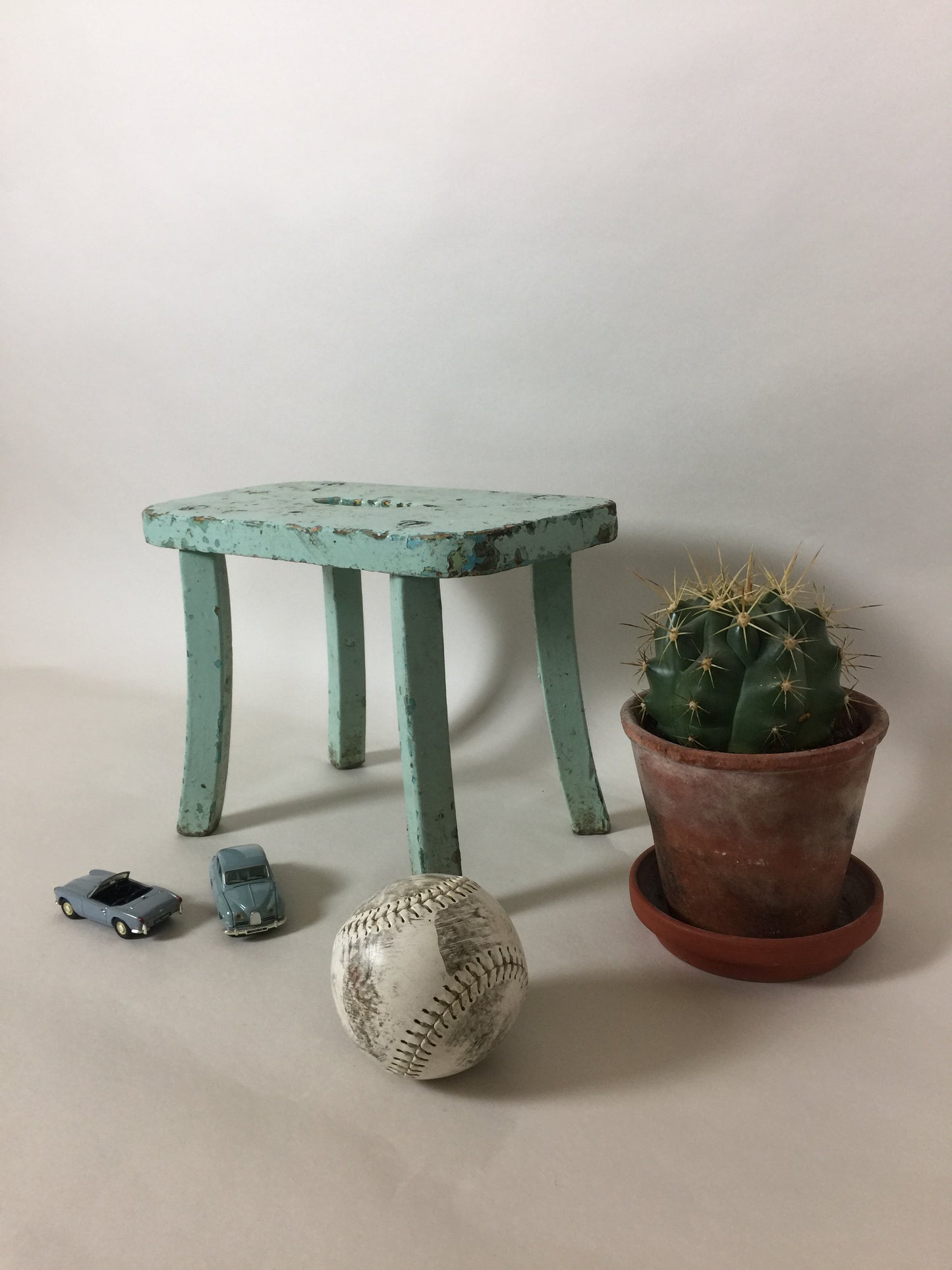Kleiner Hocker mit schöner Patina