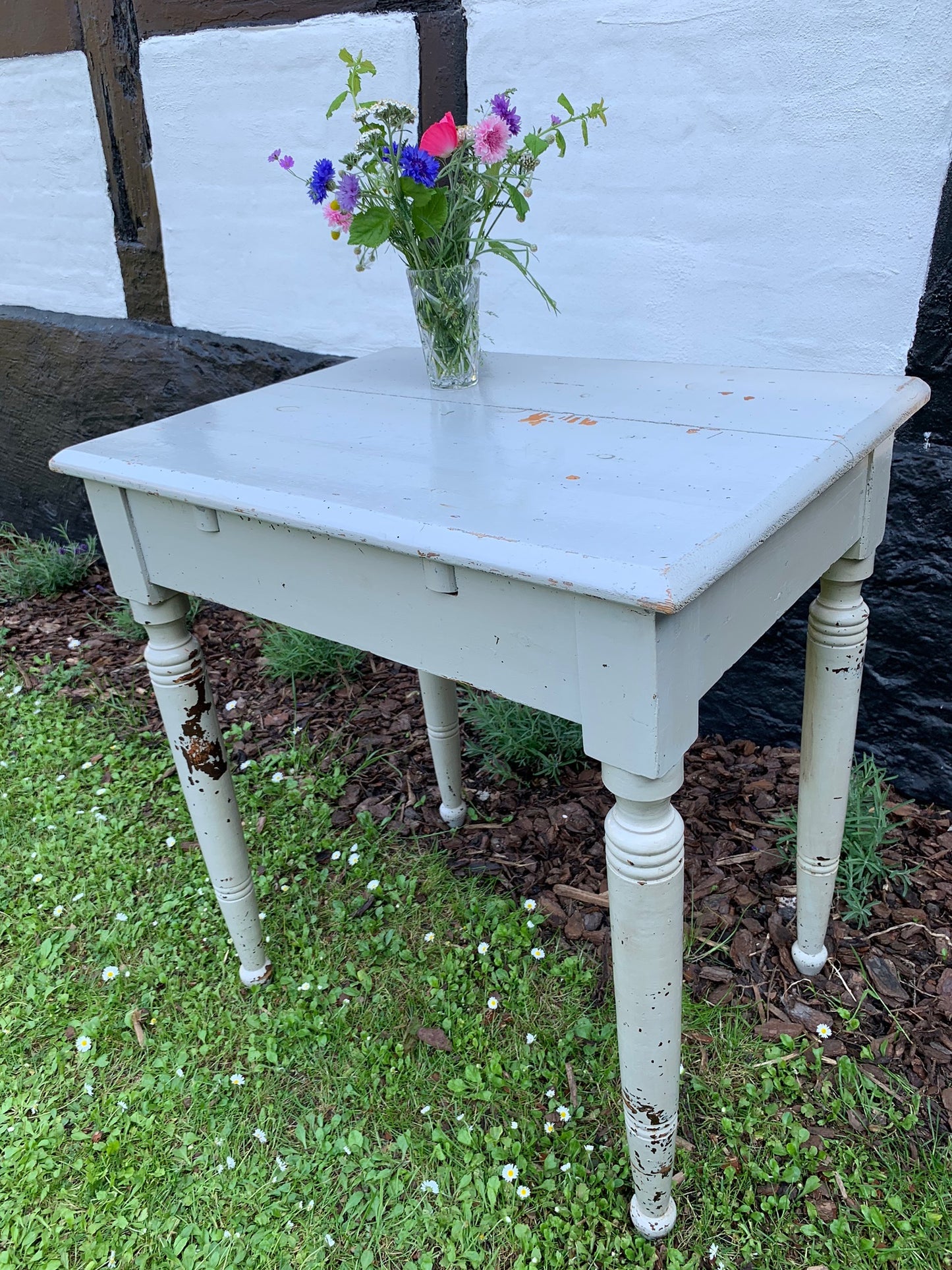 Alter Tisch mit Patina
