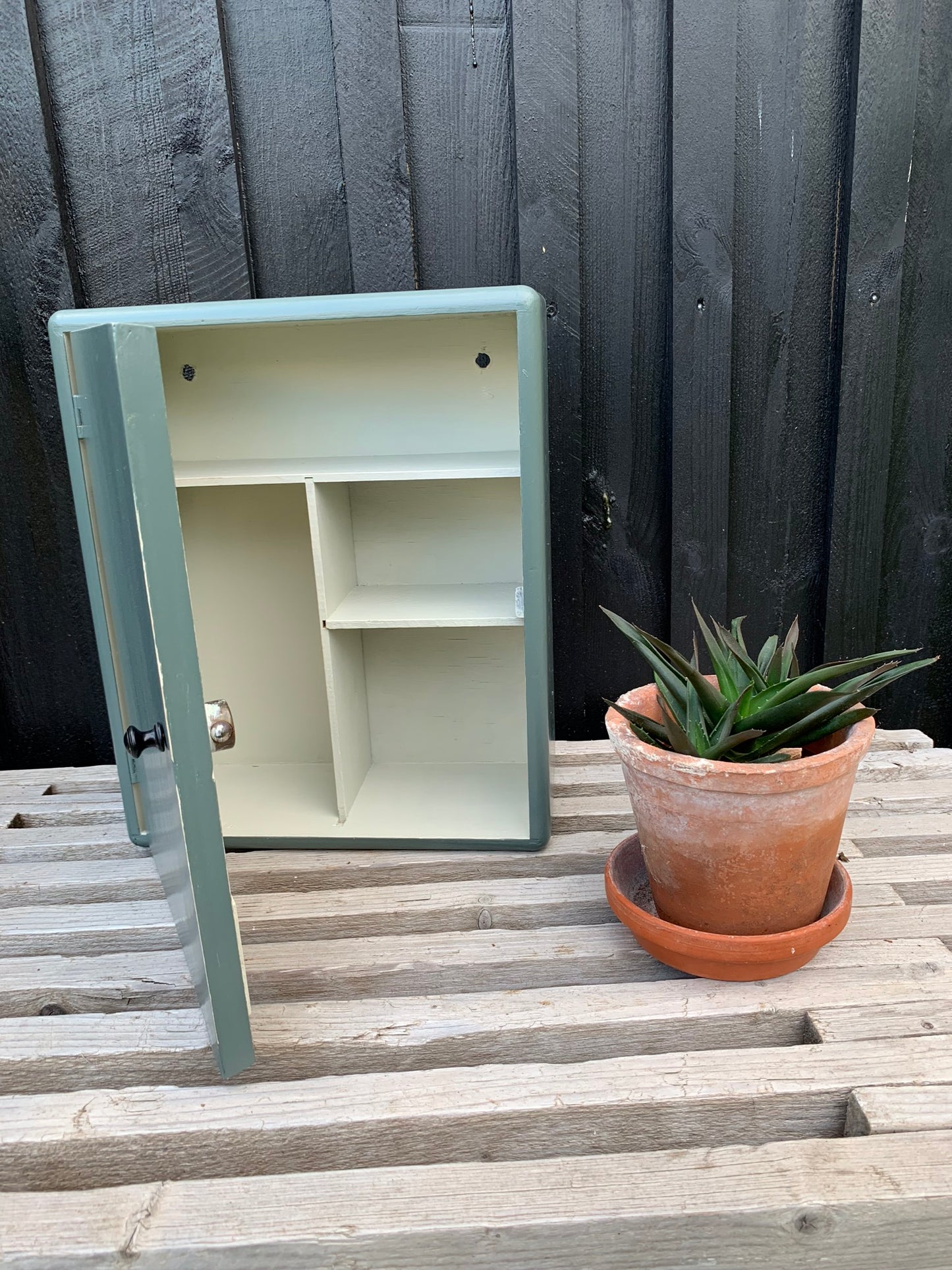 Medizinschrank in schöner blau/grüner Farbe