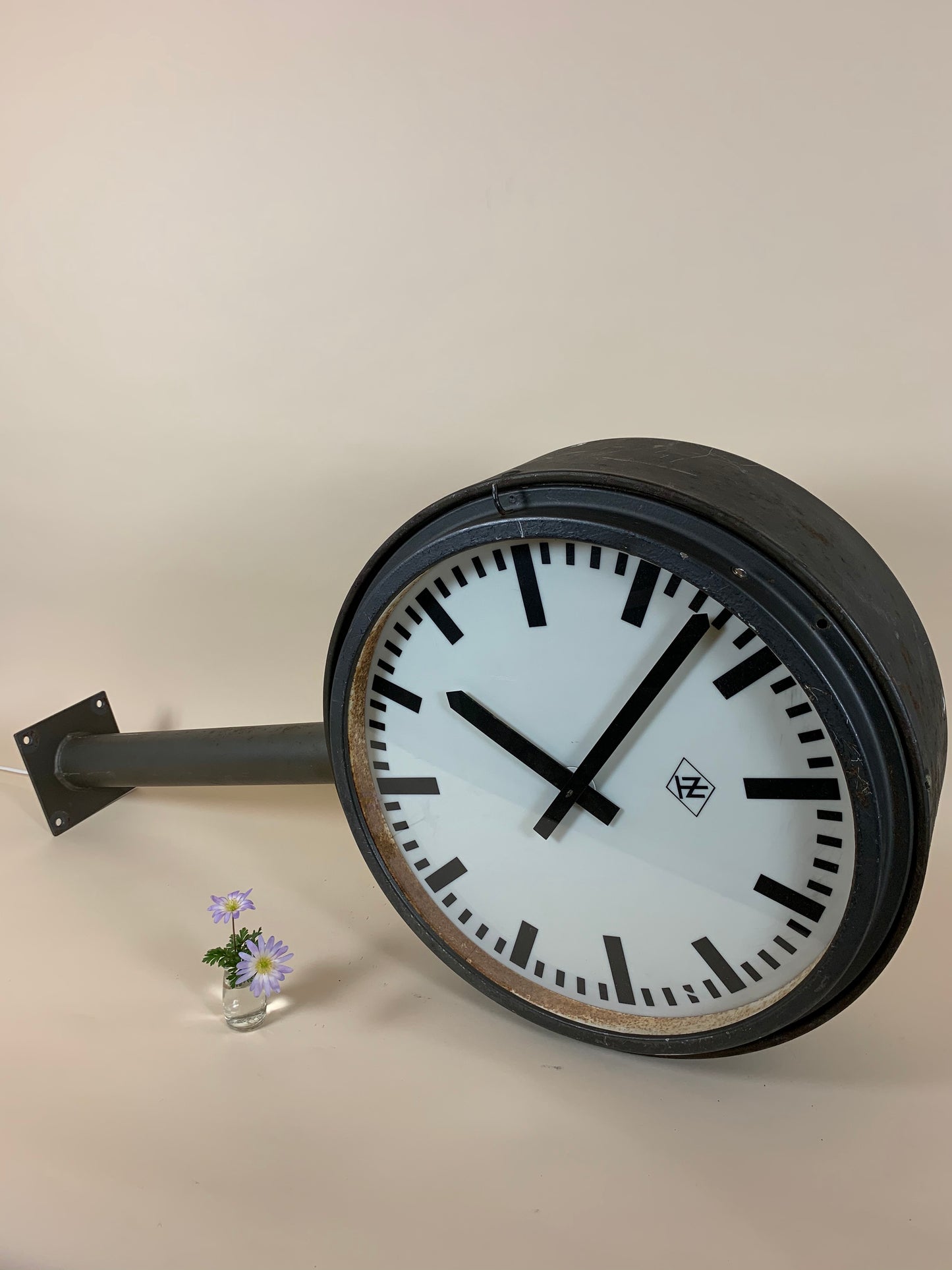 Große doppelseitige rohe und leckere DSB-Bahnhofsuhr mit Stab.