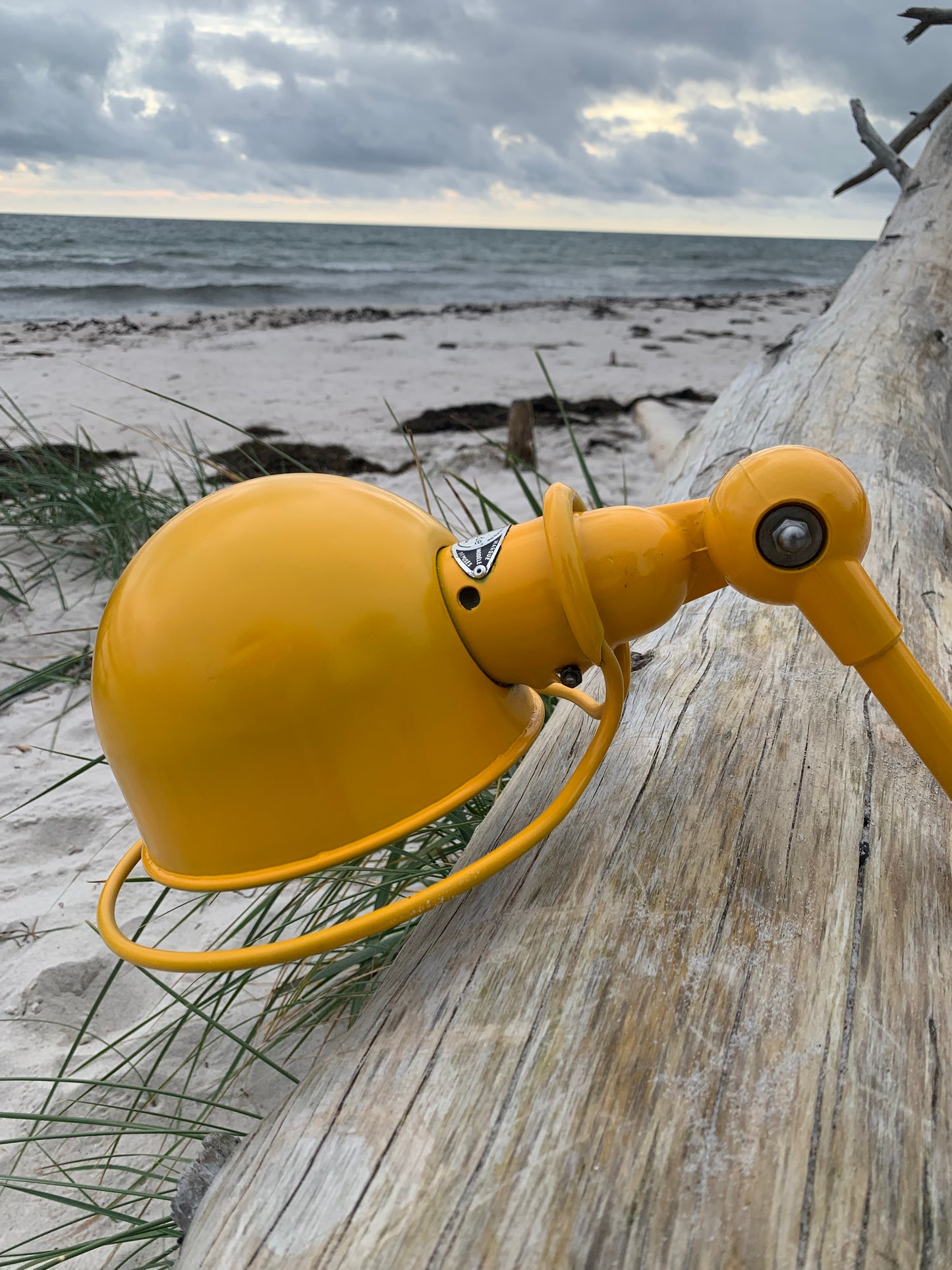 Gelbe Jieldé-Lampe mit 1 Arm und Tischbefestigung