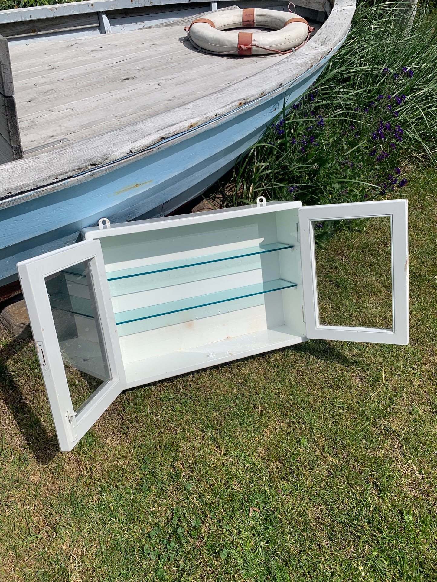 Vitrine mit Glastüren